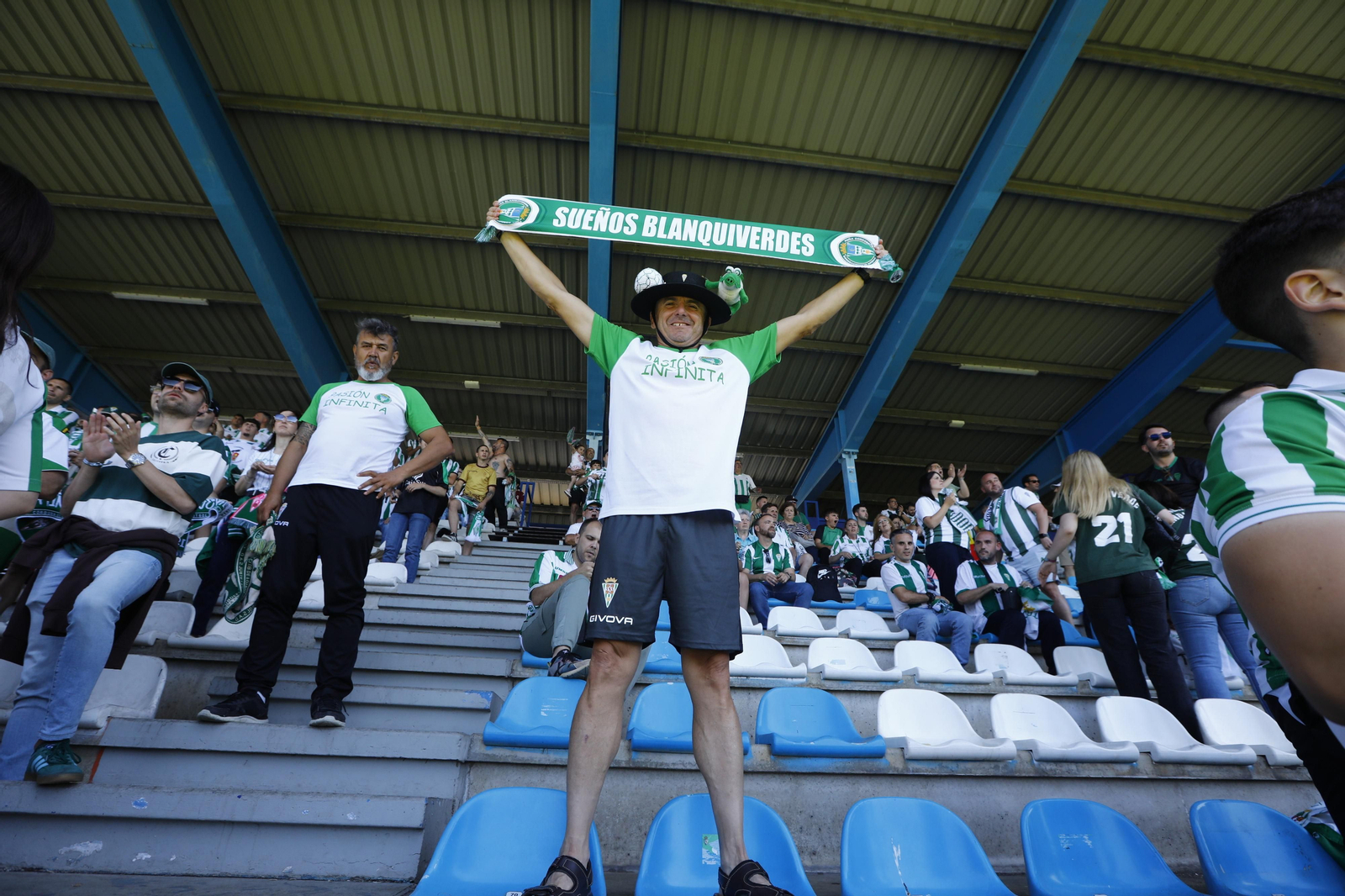 Las mejores fotos de la afición del Córdoba CF en el partido ante la Ponferradina en El Toralín Las mejores fotos de la afición del Córdoba CF en el partido ante la Ponferradina en El Toralín