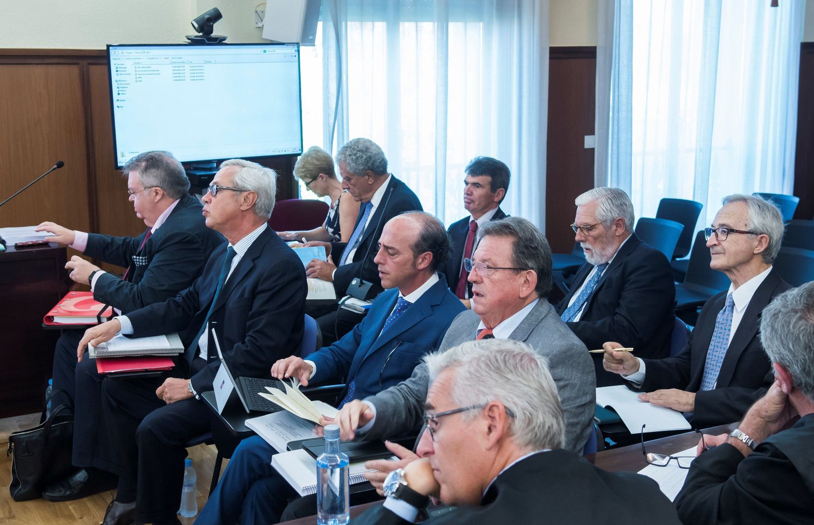 Los nueve peritos durante una de las primeras sesiones del juicio.