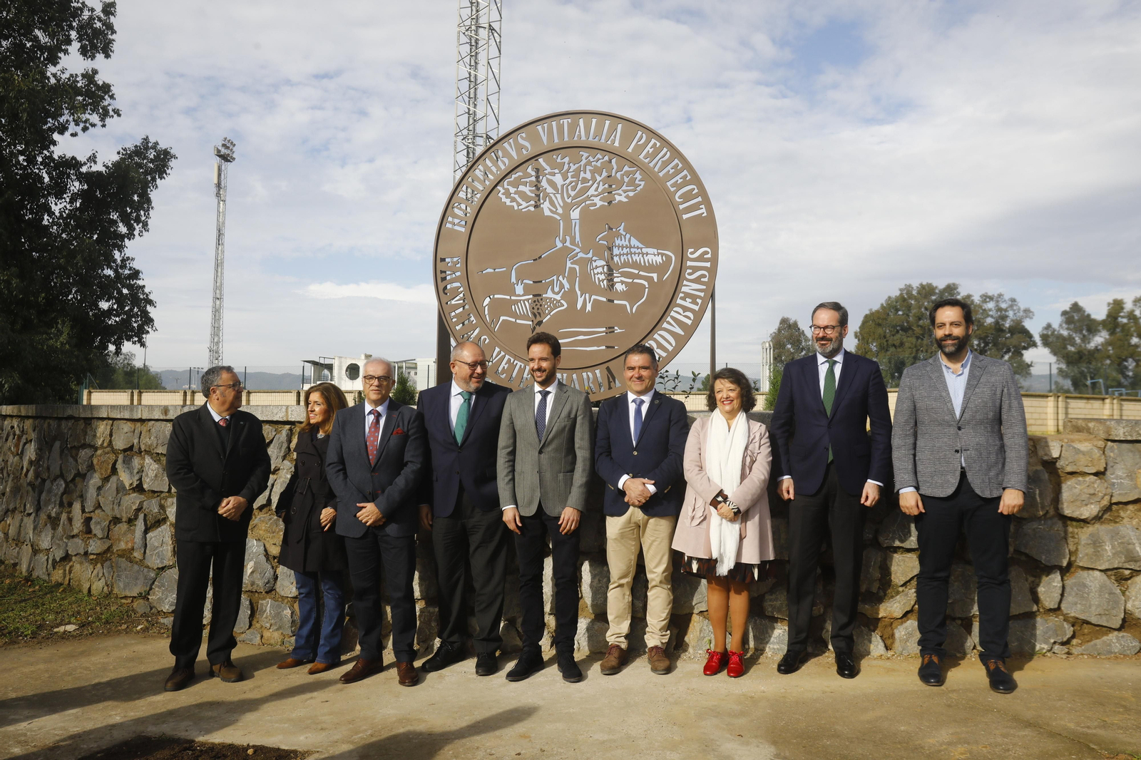 Las imágenes de la nueva estatua de la Facultad de Veterinaria de Córdoba en Rabanales Las imágenes de la nueva estatua de la Facultad de Veterinaria de Córdoba en Rabanales