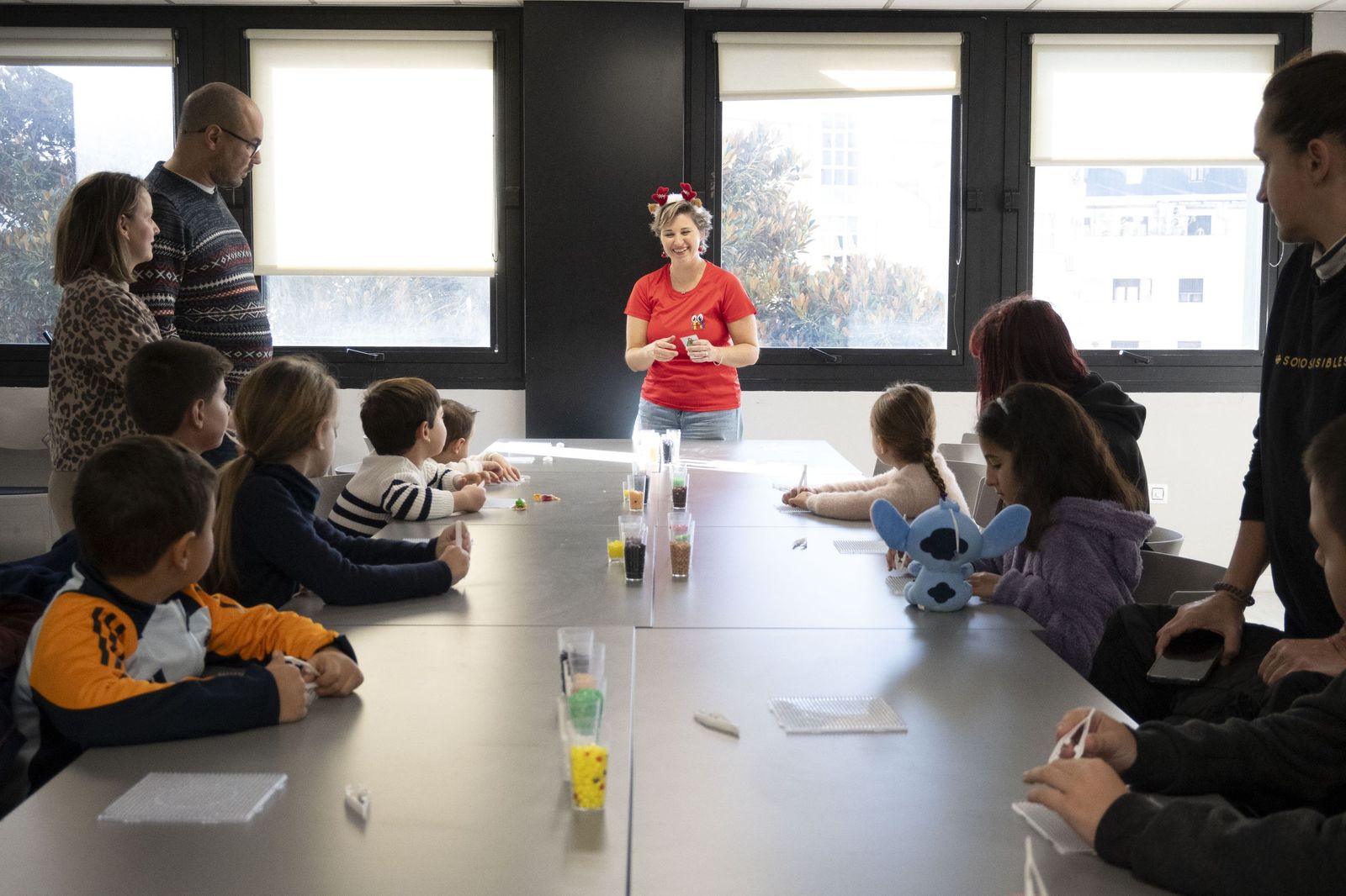 Las fotografías el taller que ofrece la Fundación Cajasol más espectáculo variado con Triky Trake