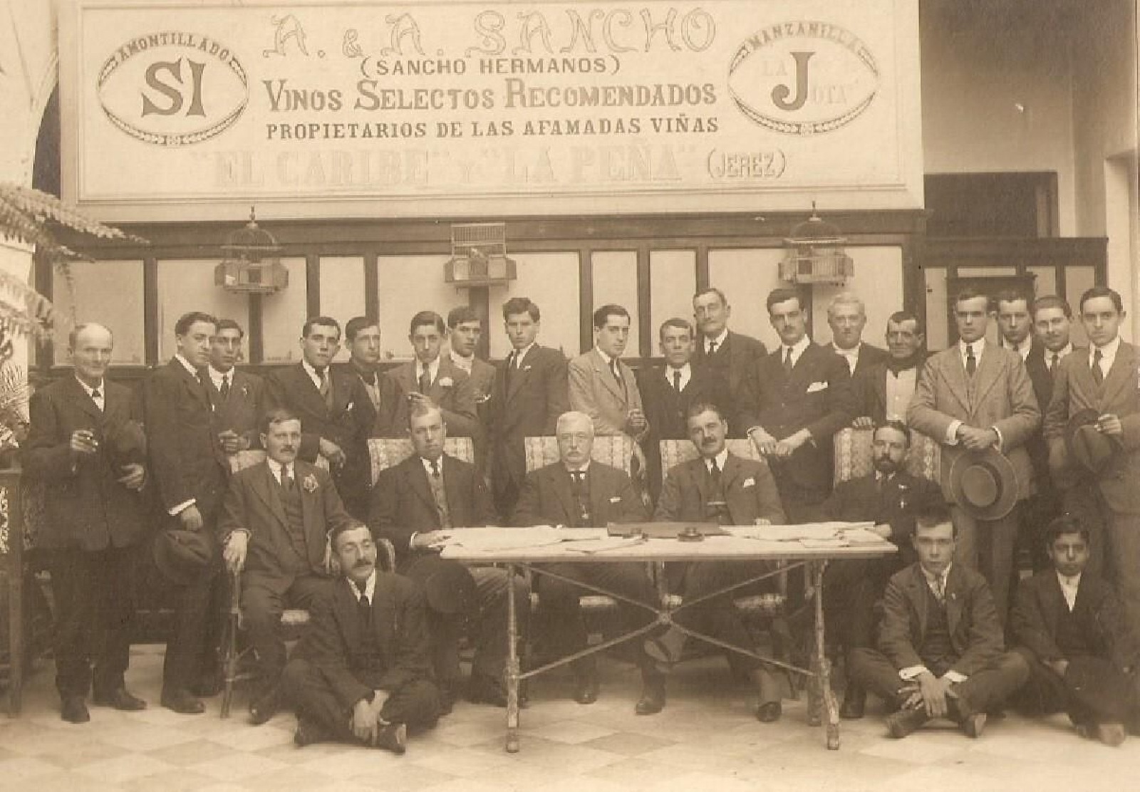 Alfonso Sancho Mateos, en 1920. Sentado en el centro de la foto (archivo de Bernardo Rodríguez).