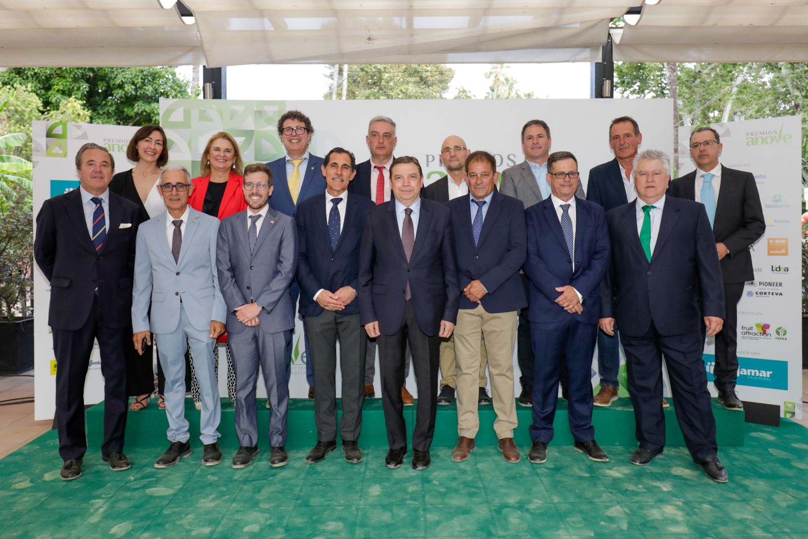 El ministro   Luis Planas   GALARDONADOS  junto a   organizadores y  patrocinadores