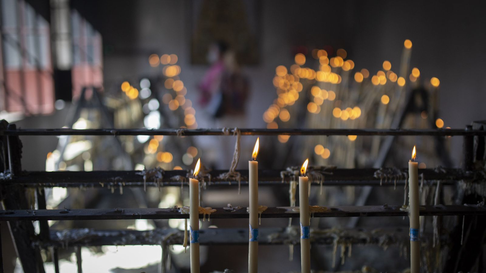 Velas de promesa en la capilla votiva de Almonte.
