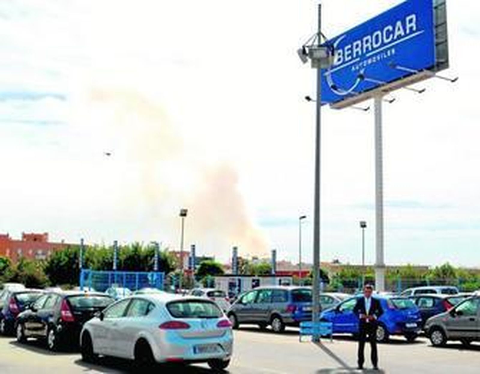 1. Manuel Berrocar posa junto a los vehículos en la exposición de Coria del Río, en el polígono de La Estrella2. Manuel, en su despacho, muestrauna fotografía aérea del recinto de Coria, con más de 3.500 metros cuadrados de exposición al aire libre.3. Las oficinas de Coria están ubicadas en un antiguo módulo utilizado en la Expo 92 de Sevilla. 4. Imagen del polígono industrial La Estrella en los años 90, cuando sólo había instalado Berrocar.5. El propietario de Berrocar, a las puertas de las oficinas corianas.