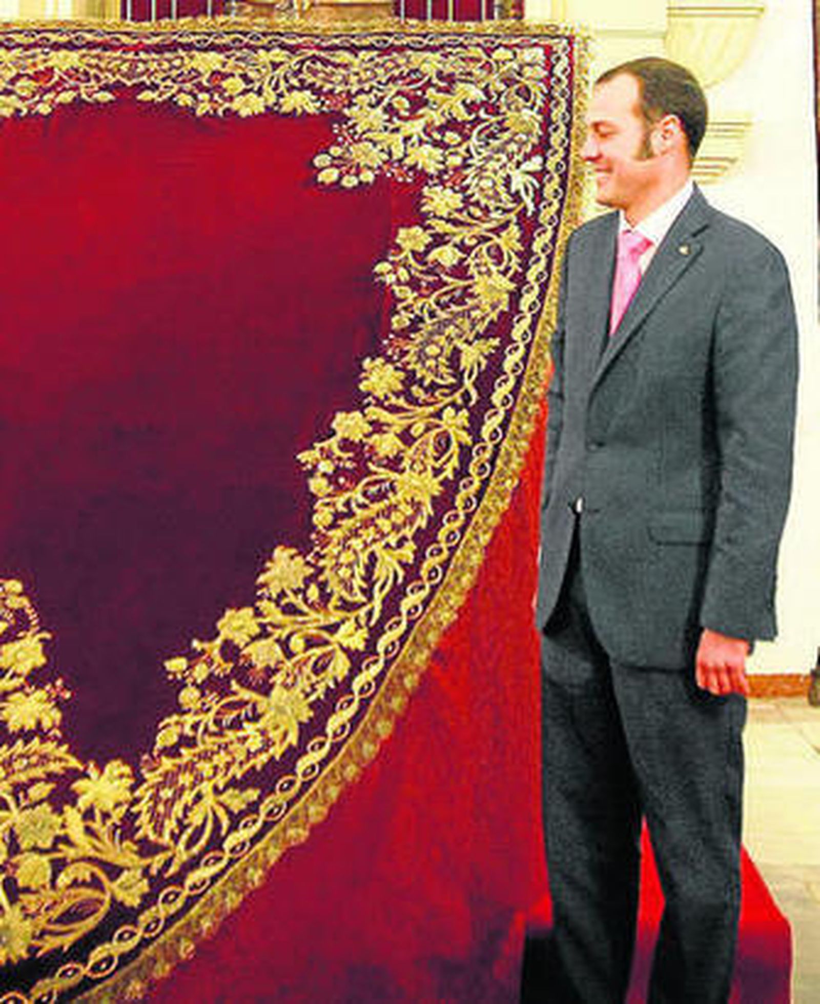 Mancilla admirando el manto restaurado el día de su presentación.