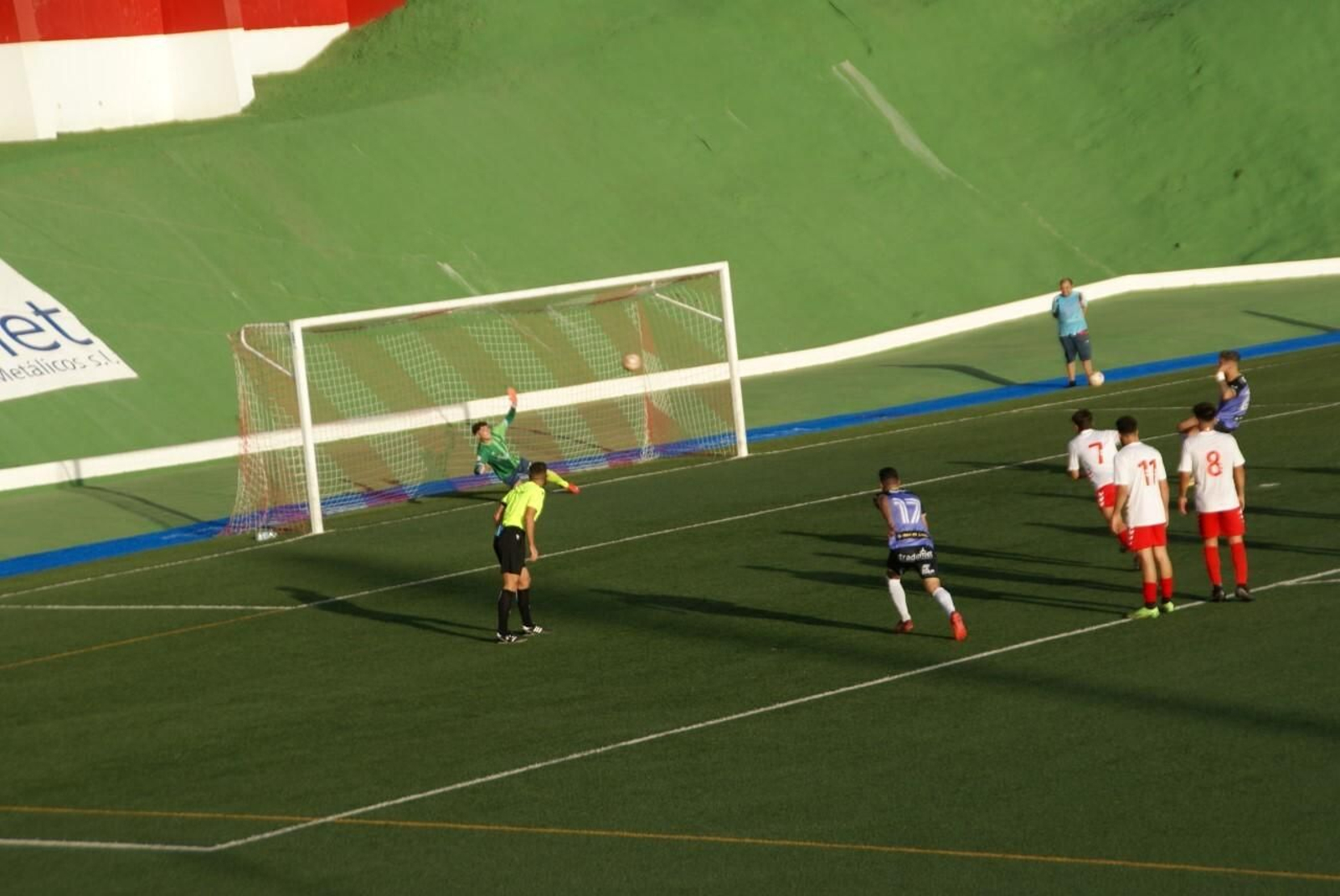 Uno de los penaltis que transformó el Espeleño ante el Cartaya.