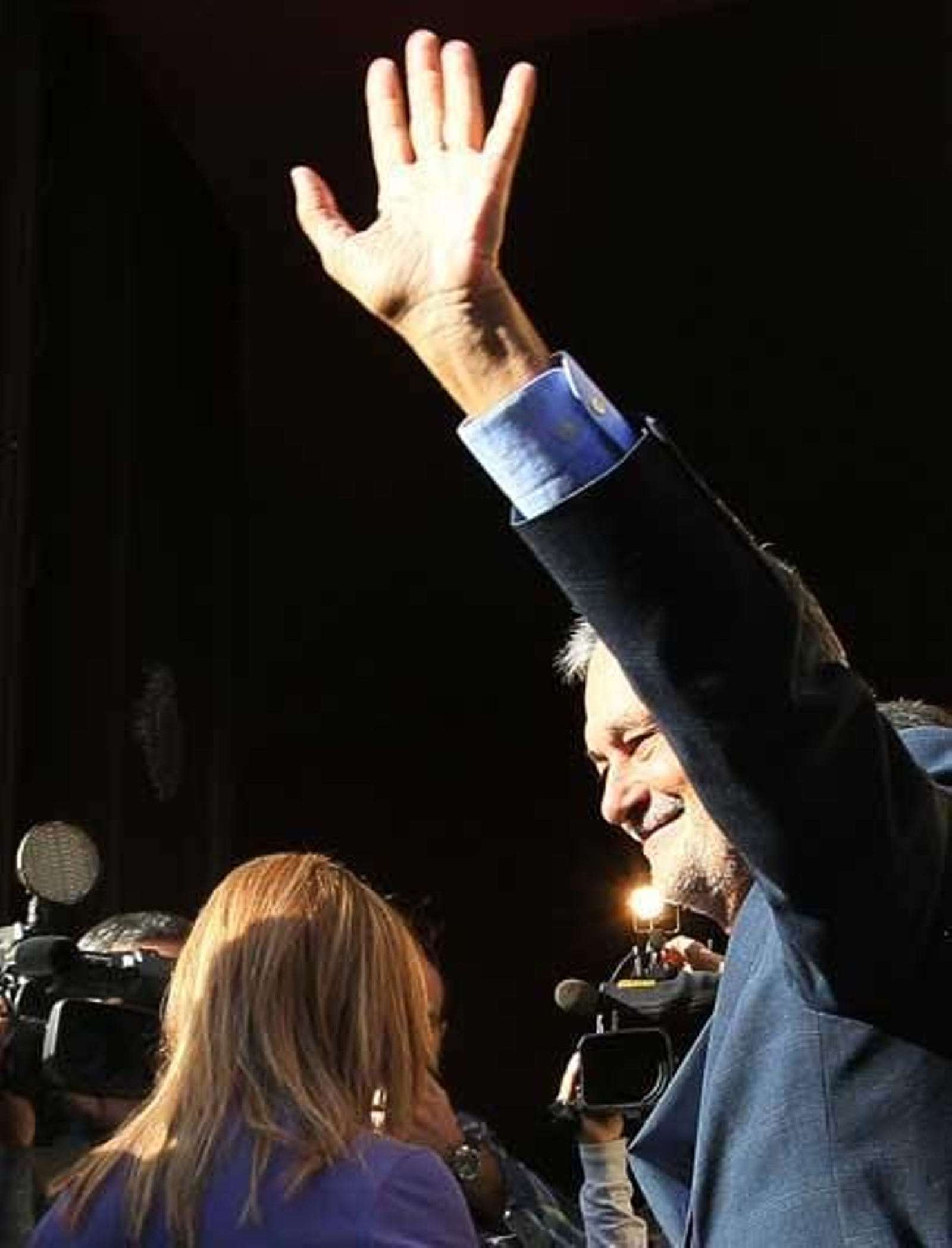 Un centenar de manifestantes pita y abuchea a la alcaldesa y al presidente al llegar al Consistorio donde firma el libro de honor y expresa su "apoyo y solidaridad" a Pilar Sánchez

Foto: Miguel Angel Gonzalez