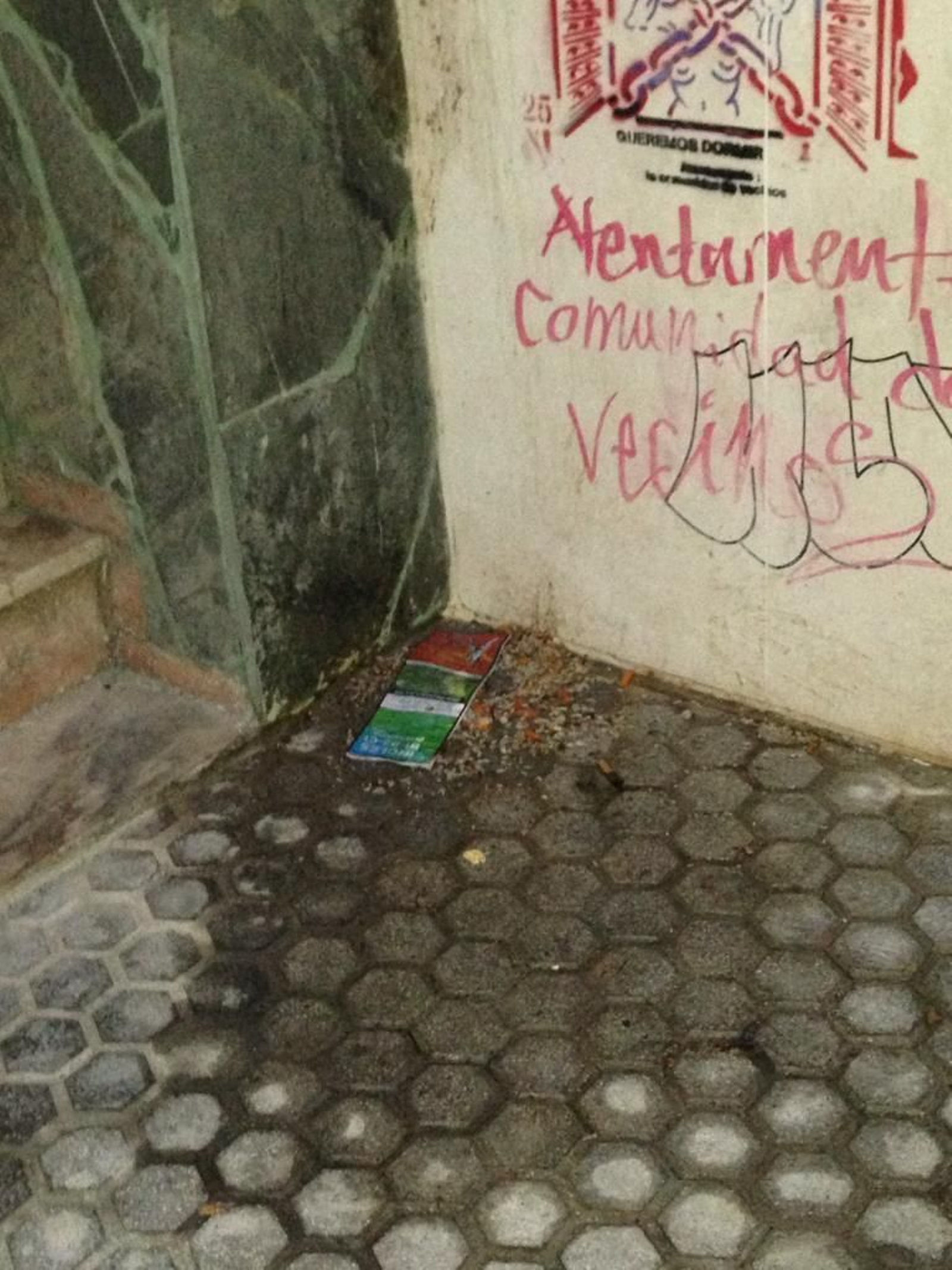 Restos de vómito en la acera de la calle Jesús del Gran Poder.