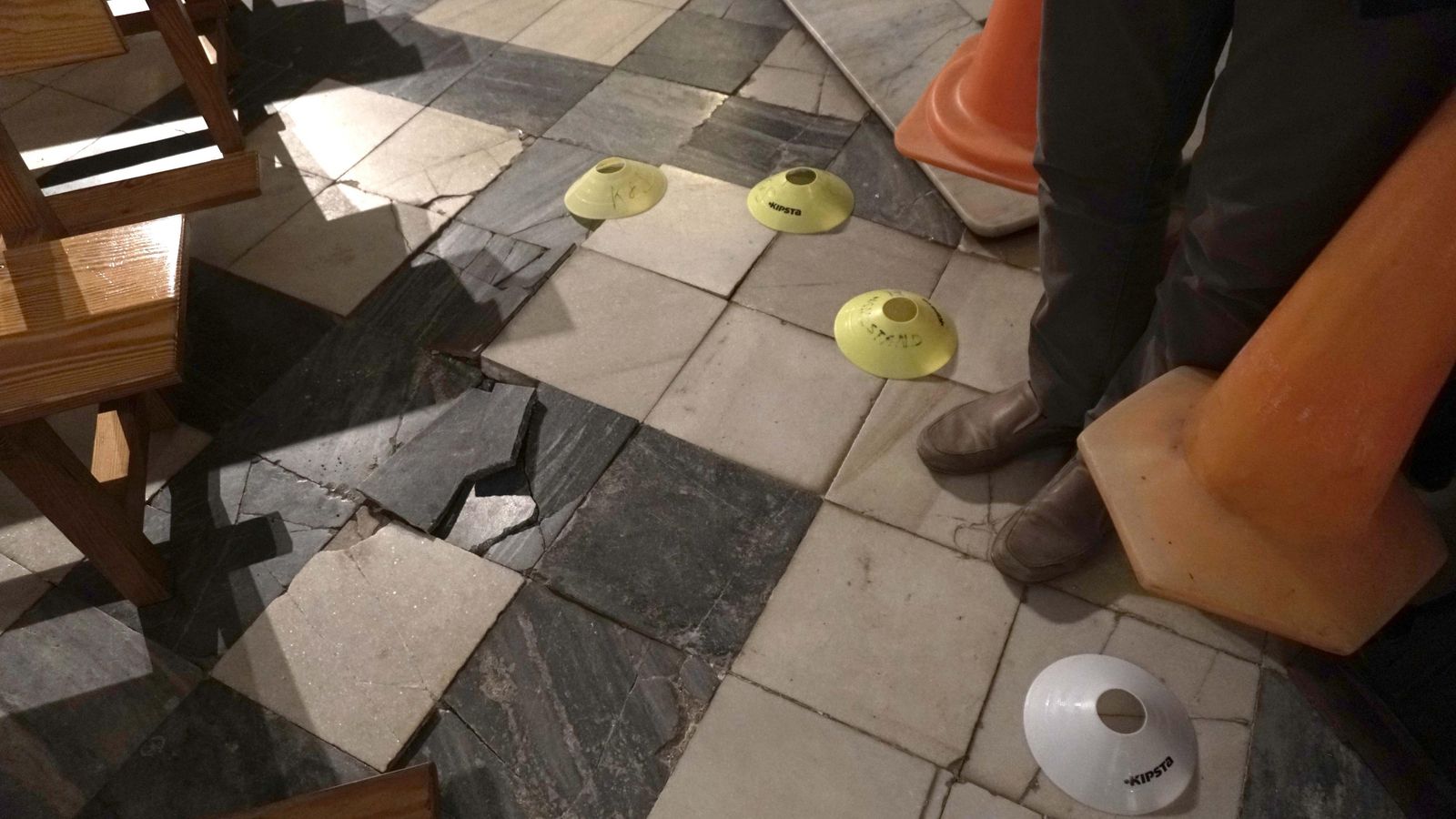 Detalle del maltrecho suelo.