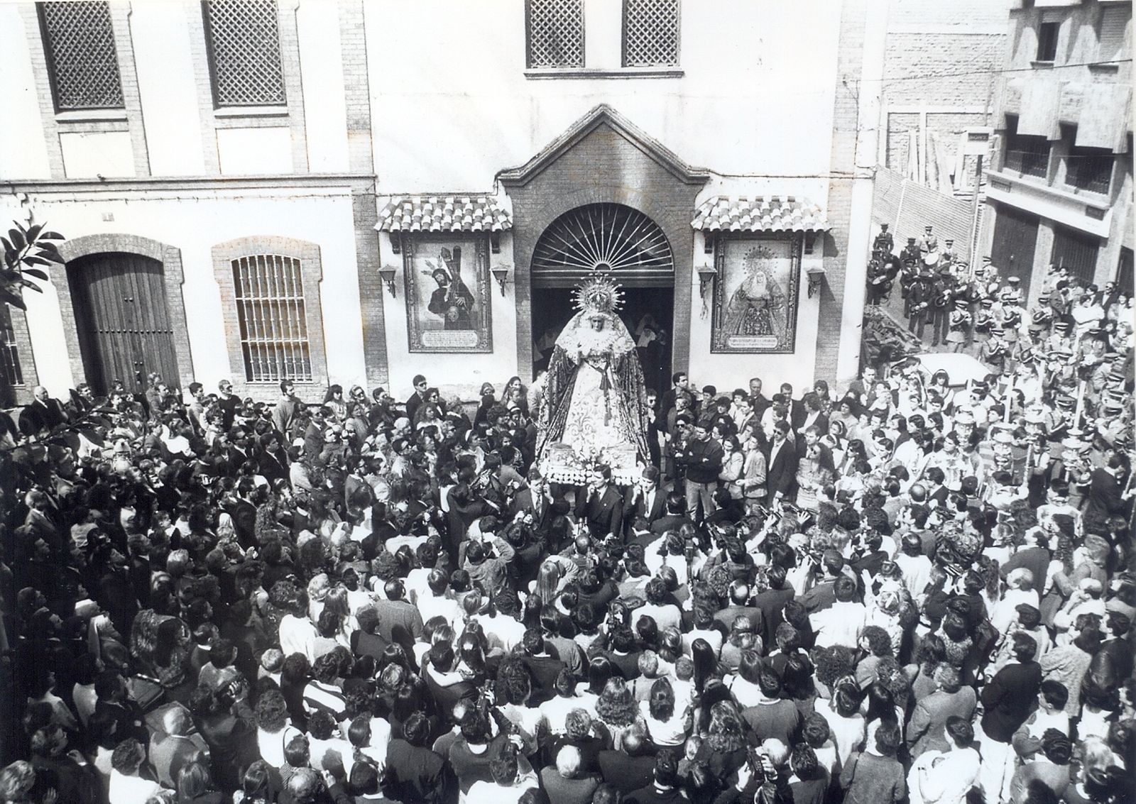 La Virgen de la Esperanza sale de la capilla de las Hermanas de la Cruz, el 19 de marzo de 1992, para ser trasladada a su nuevo templo en Padre Andivia.