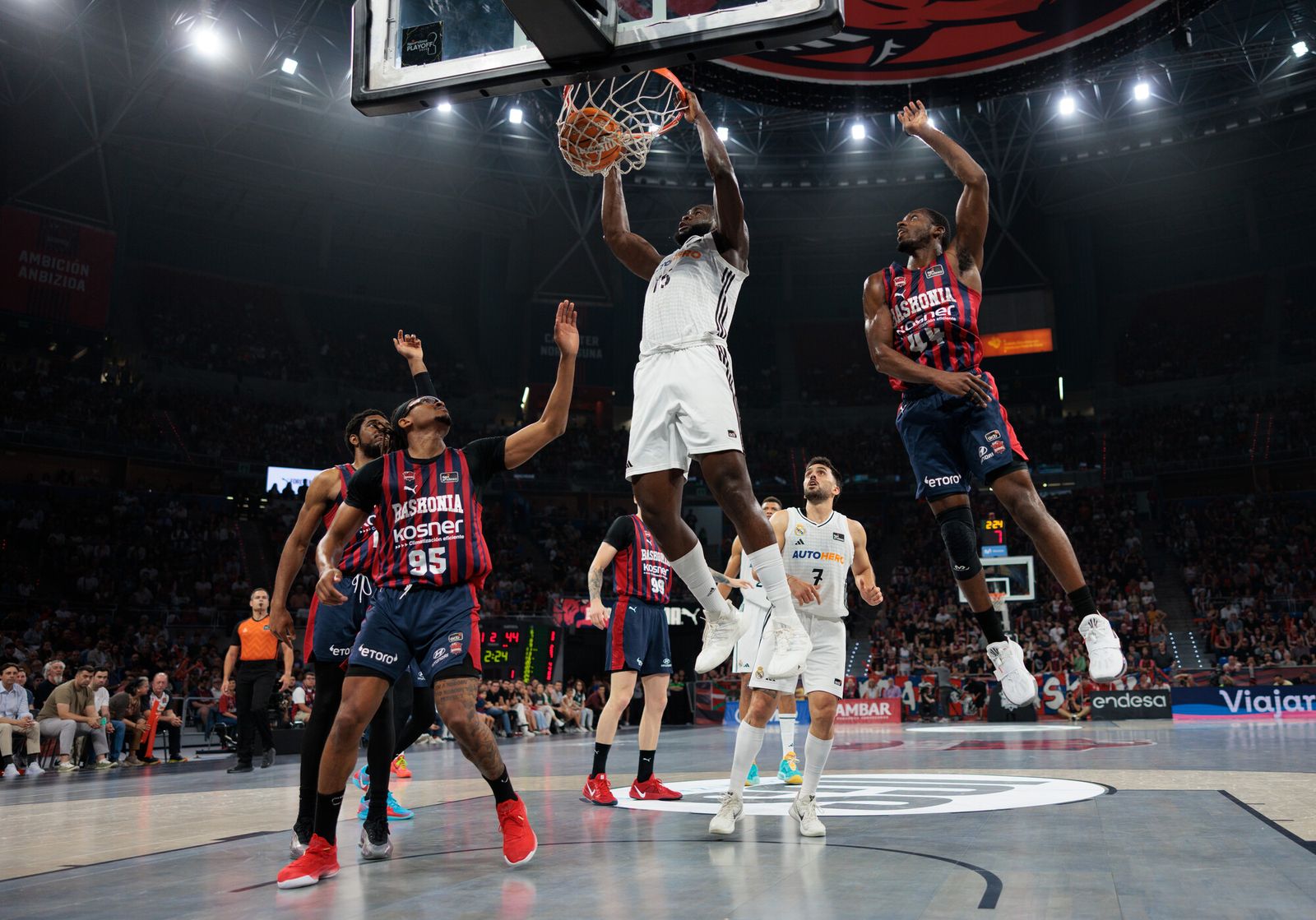 El Madrid tumba al Baskonia y espera a Unicaja o Barcelona en semifinales