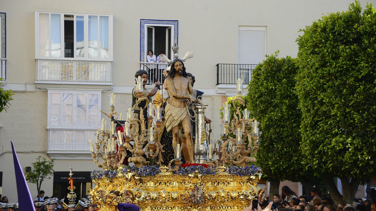 El paso de Jesús Atado a la Columna y Azotes discurre por la plaza de San Antonio