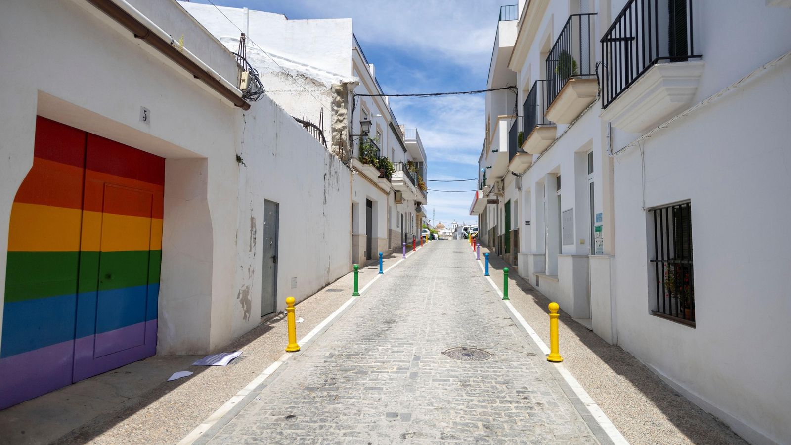 Una de las calles de Trebujena con los colores del arco iris.