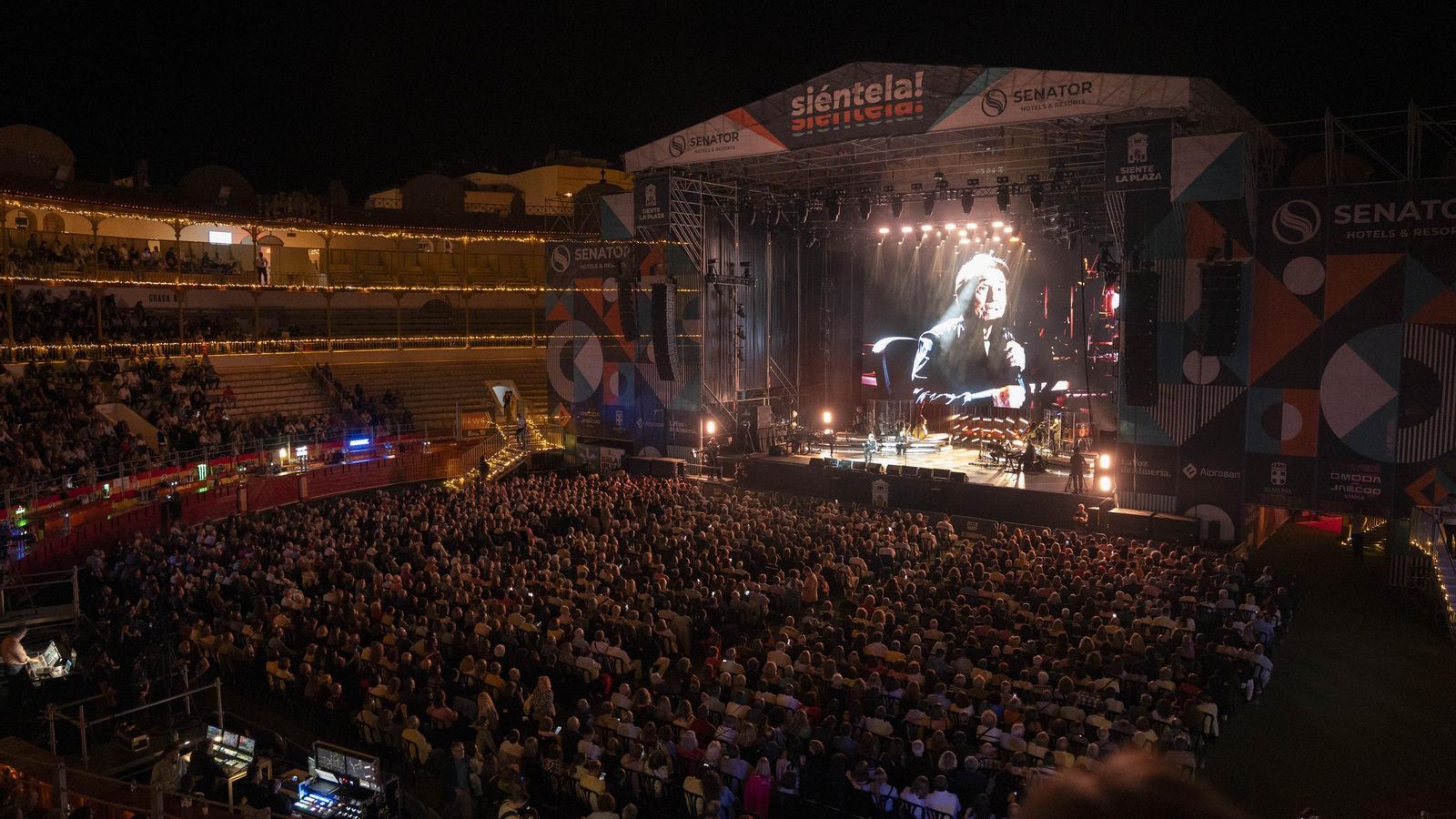 Vista panorámica del lleno que tuvo lugar el sábado con Raphael en Almería.