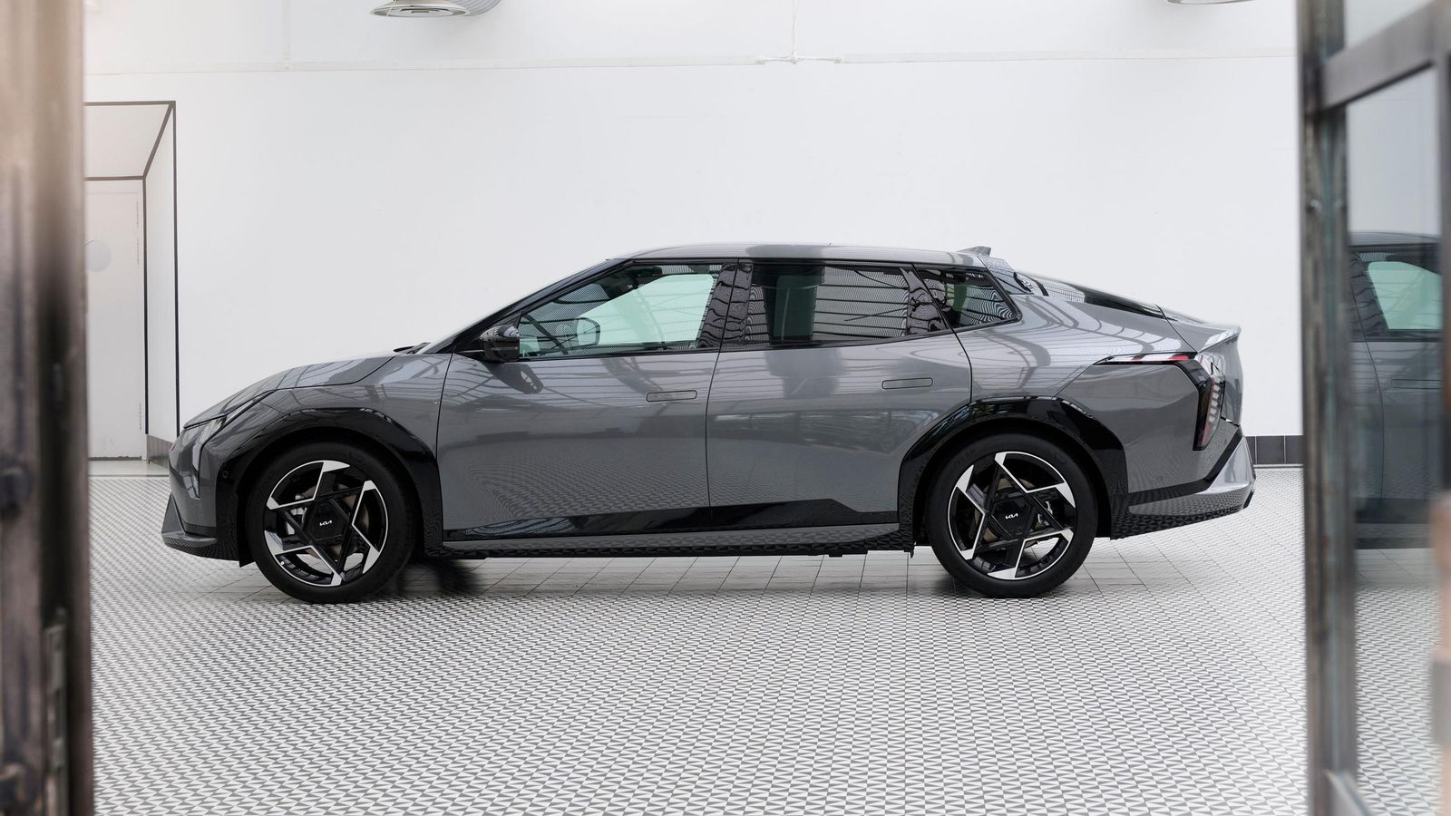 La doble oferta de siluetas del EV4 permite hacer frente a una considerable lista de modelos eléctricos ya a la venta en el mercado: desde compactos a berlinas de tamaño medio. La doble oferta de siluetas del EV4 permite hacer frente a una considerable lista de modelos eléctricos ya a la venta en el mercado: desde compactos a berlinas de tamaño medio.