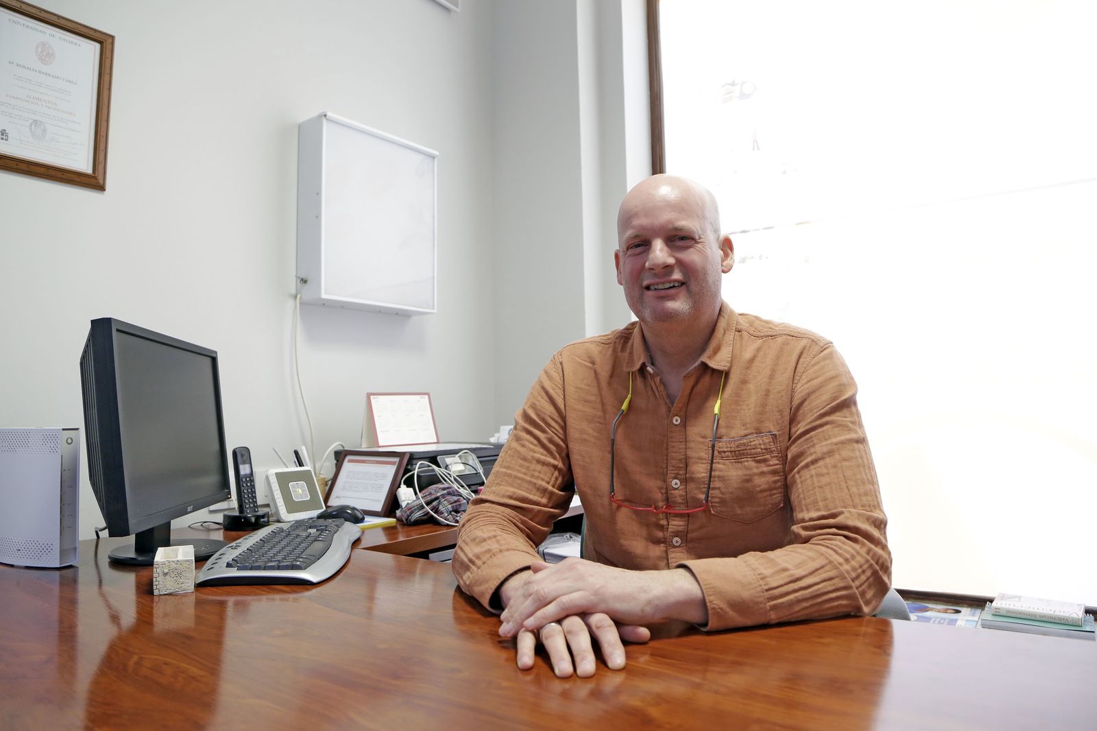 El doctor Cicchinelli posa, tras la entrevista.