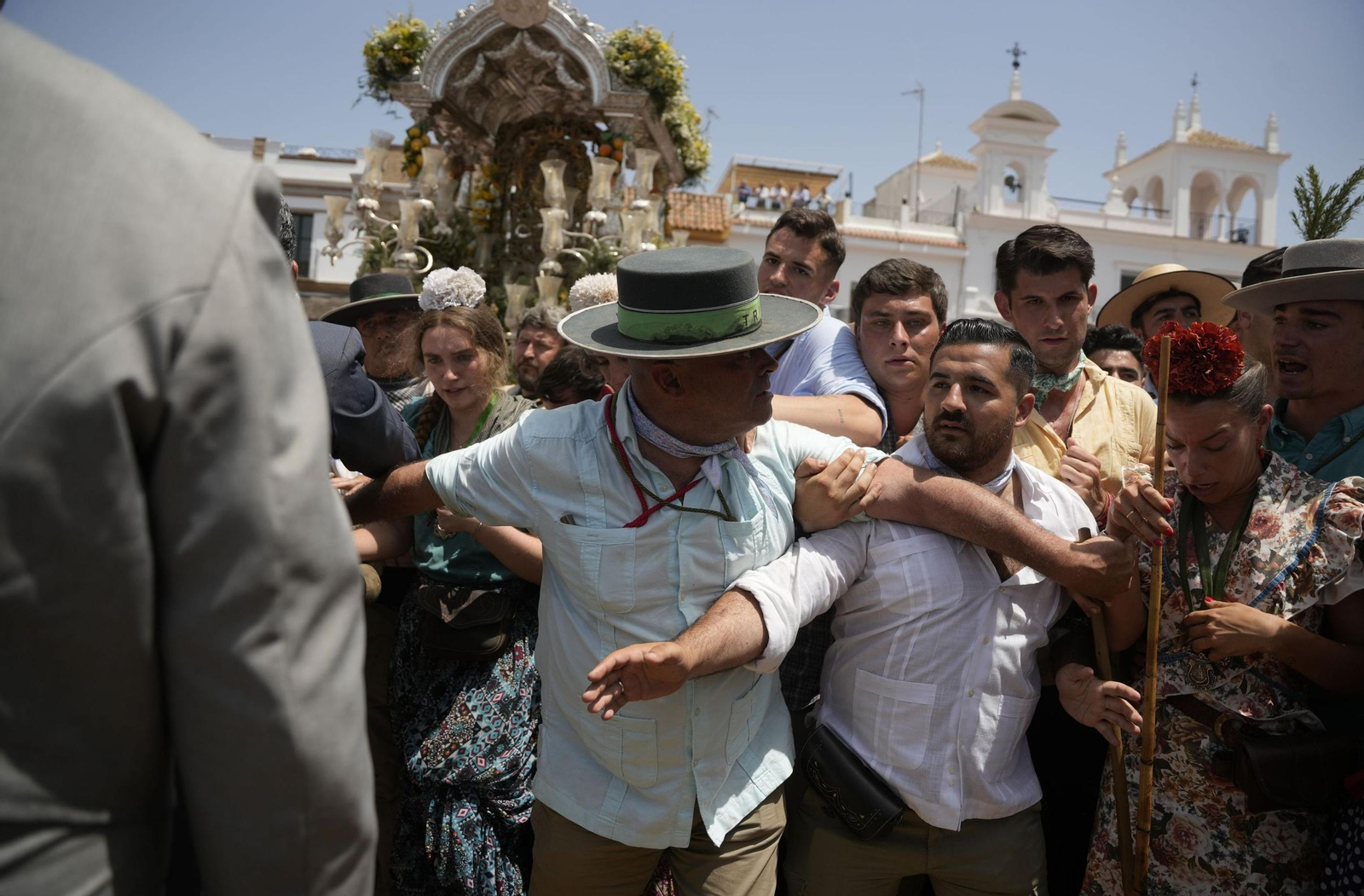 Un cordón de personas intentan evitar que los peregrinos de Triana se coloquen delante del simpecado. Un cordón de personas intentan evitar que los peregrinos de Triana se coloquen delante del simpecado.