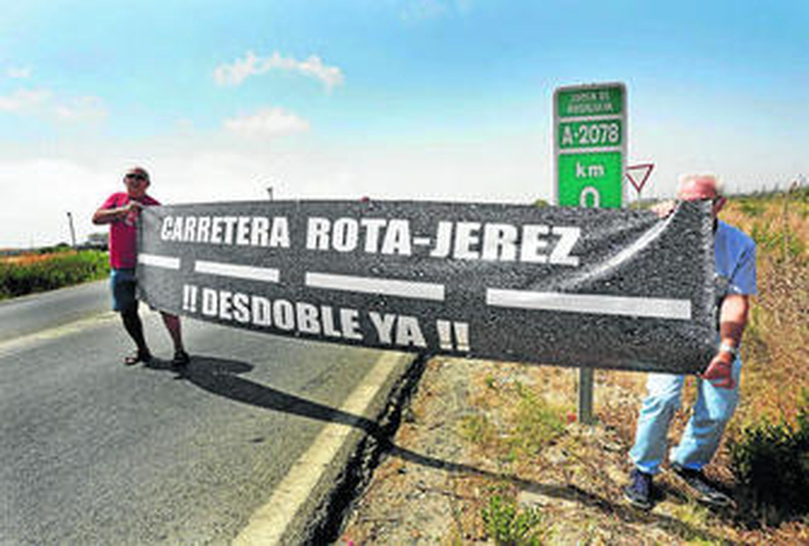 Dos miembros de la plataforma en la carretera A-2078, que conecta Rota con Jerez.