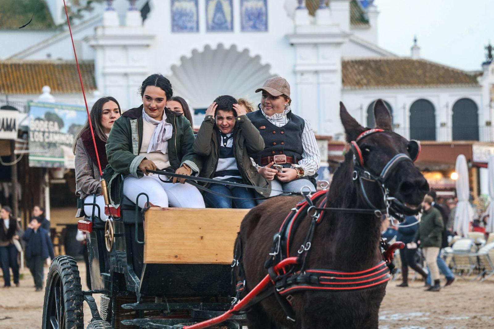Fotografías de ambiente y del rezo del Rosario por el entorno de la Ermita de la Virgen del Rocío con motivo de la Candelaria