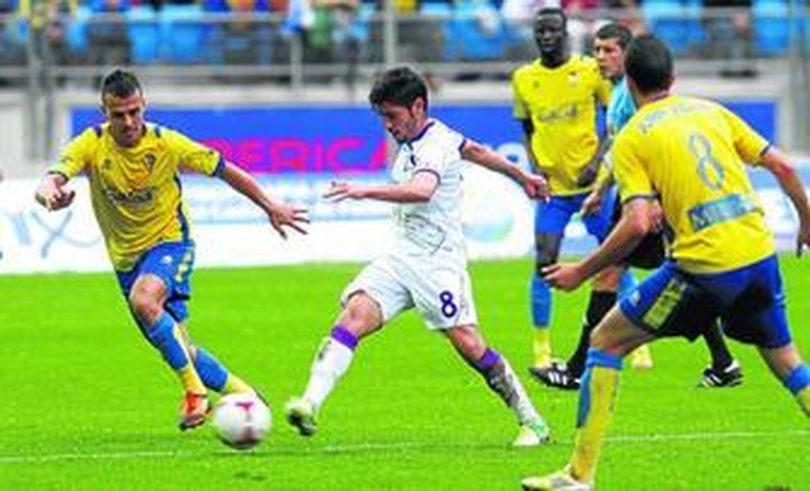 Viyuela (i) y Juan Villar persiguen a Juanma durante el encuentro contra el Jaén, disputado el pasado domingo en el Ramón de Carranza.