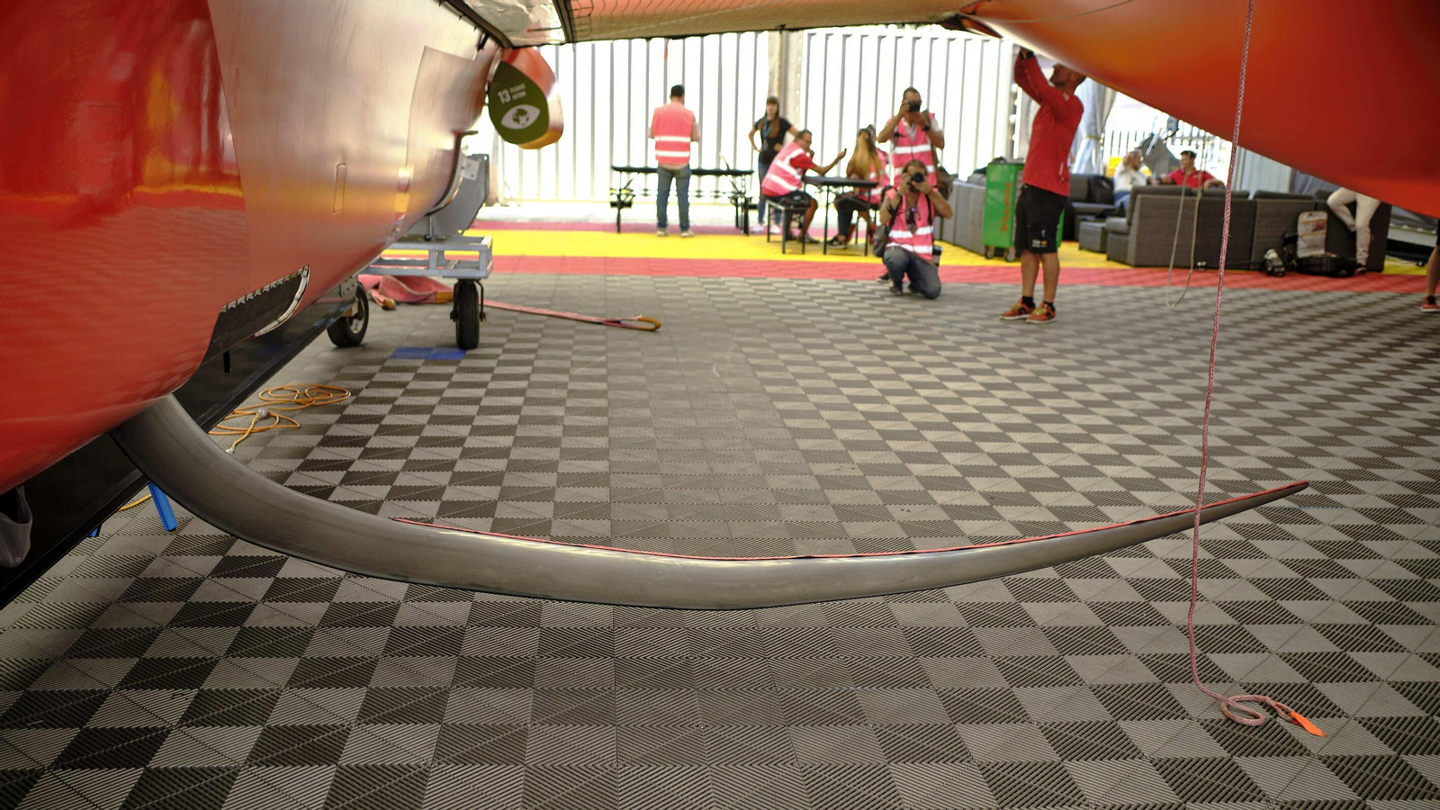 El barco es capaz de elevar su casco por encima del agua gracias a los 'foils', en esta foto ves el foil de la orza, que le permite contrarrestar la fuerza lateral del viento sobre el casco. Los foils están construidos con fibra de carbono de mayor módulo, produciendo una sección más fina que tiene menos resistencia a altas velocidades.