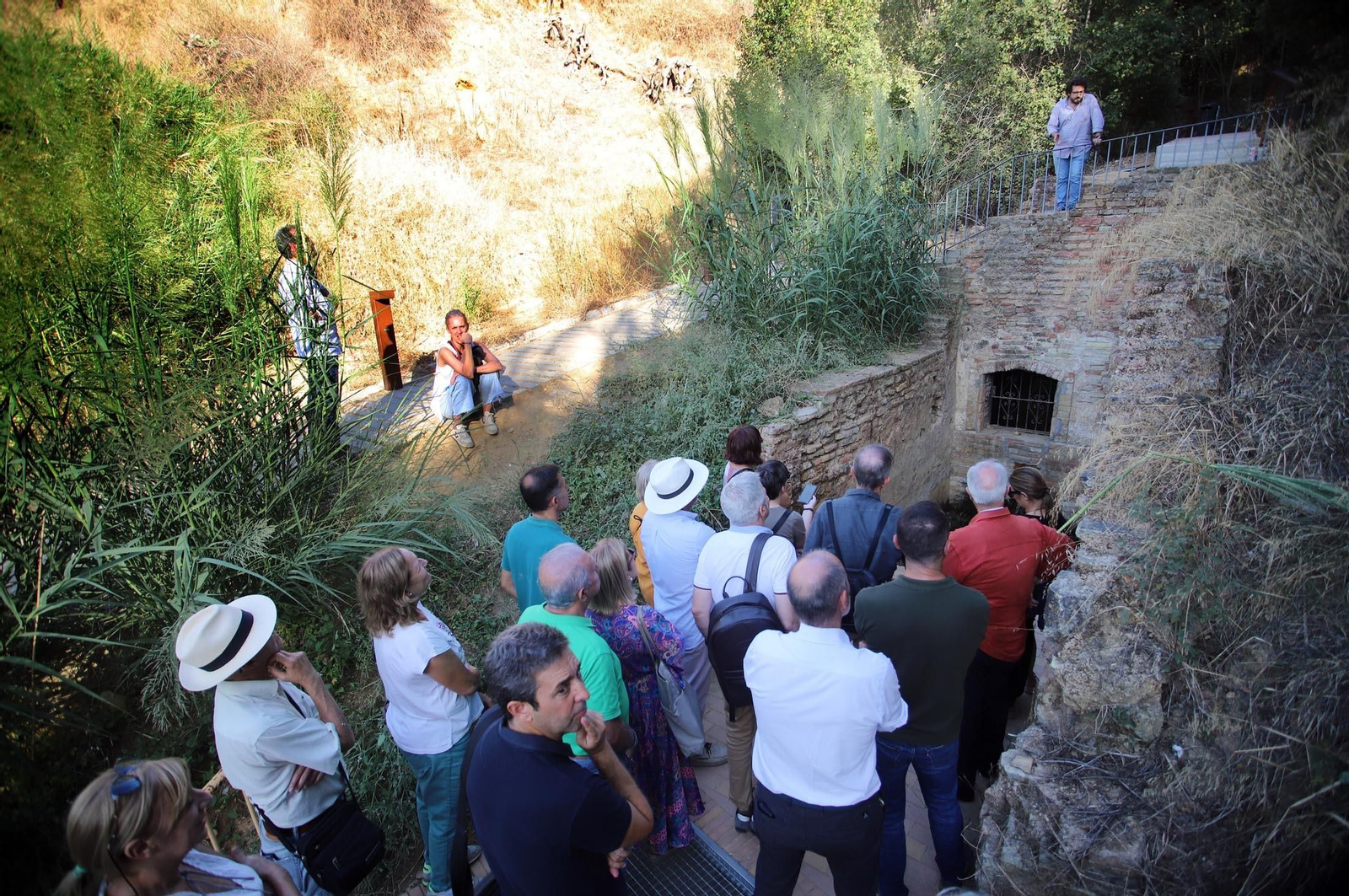 Imágenes de la visita guiada a la Fuente Vieja de Huelva por el arquitecto Francisco Javier López