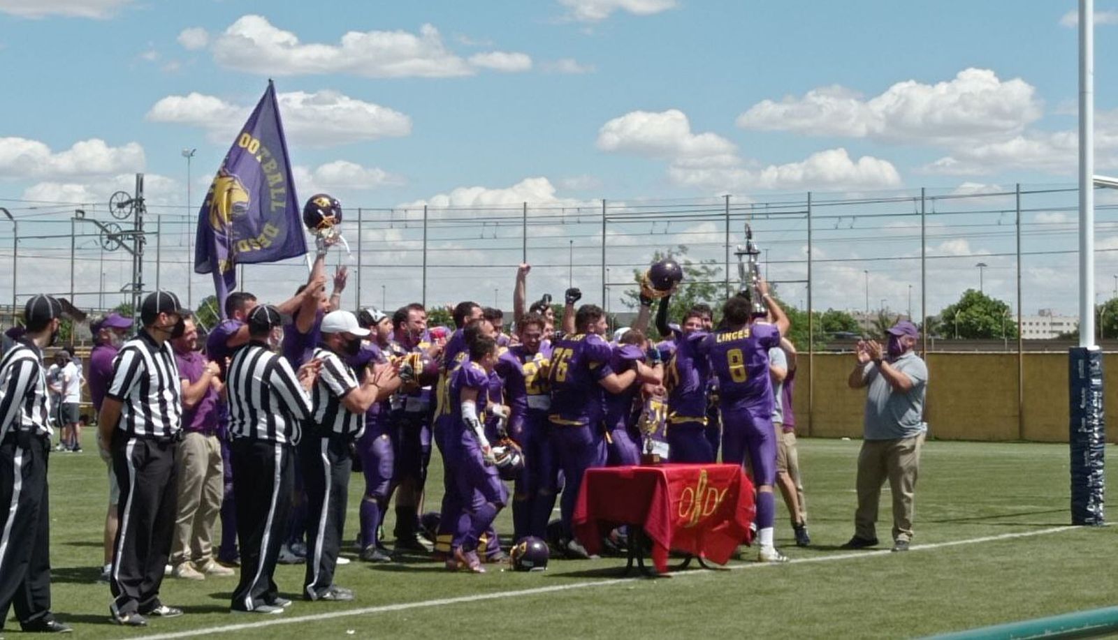 El capitán de Sevilla Linces, Juli González, levanta el trofeo de campeón.