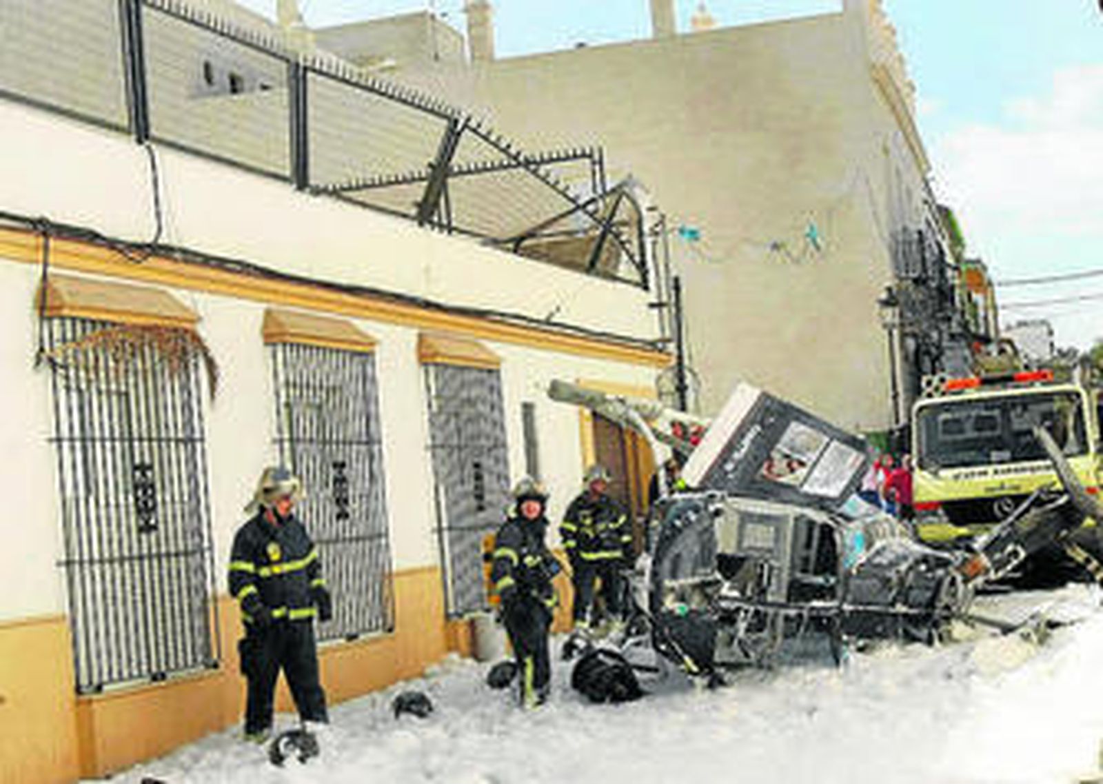 La aeronave, en la tarde del domingo rodeada de la espuma utilizada por los bomberos.