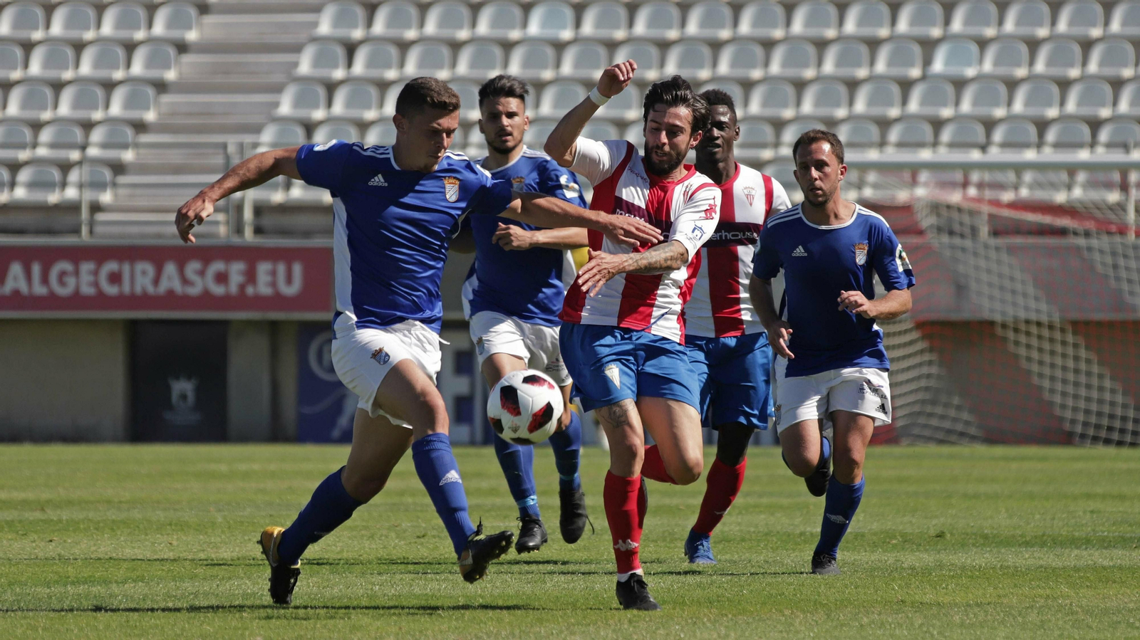 El algecireño Antoñito pelea el balón con un xerecista.