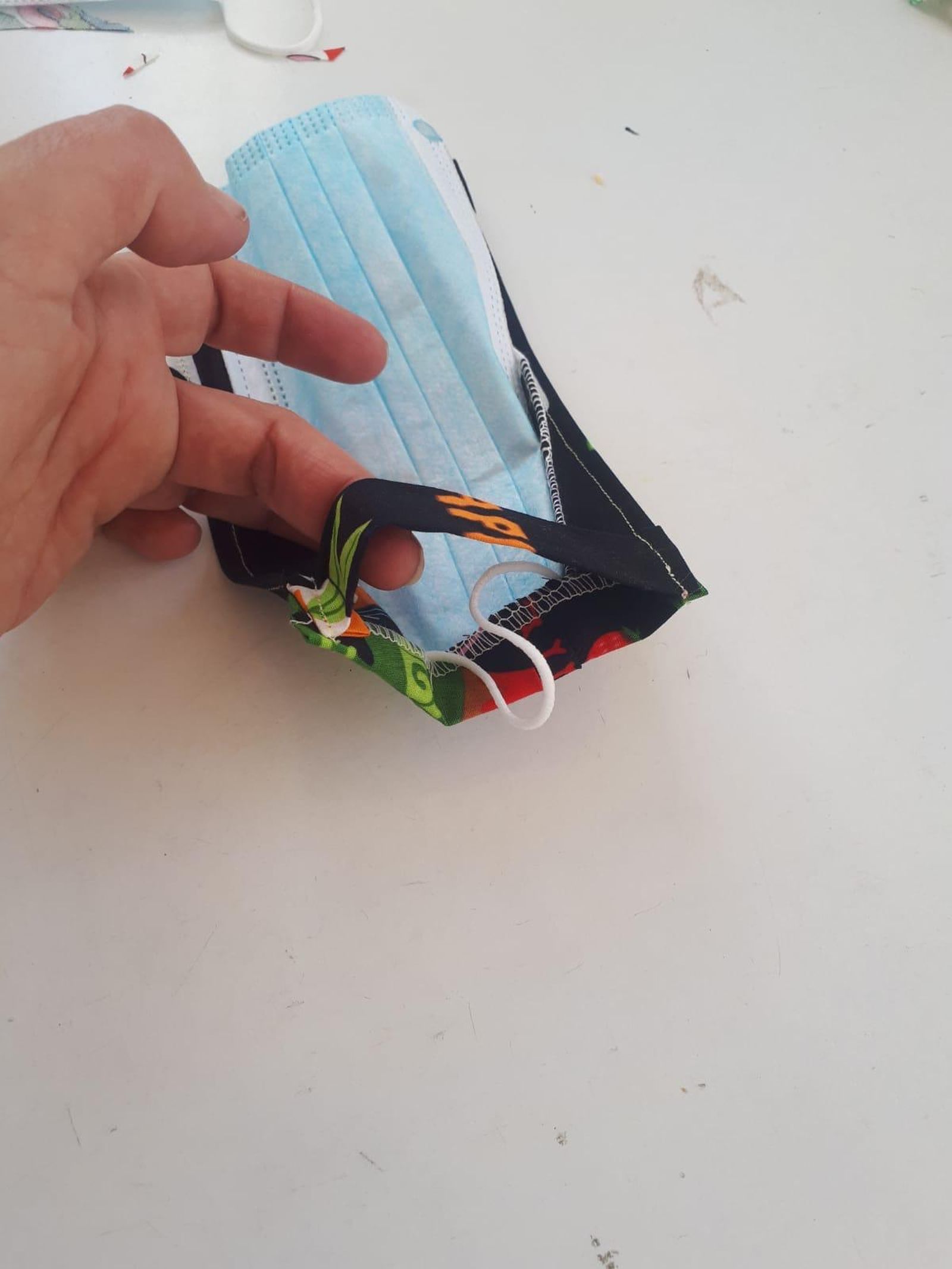 La mascarilla se acopla perfectamente a la funda.