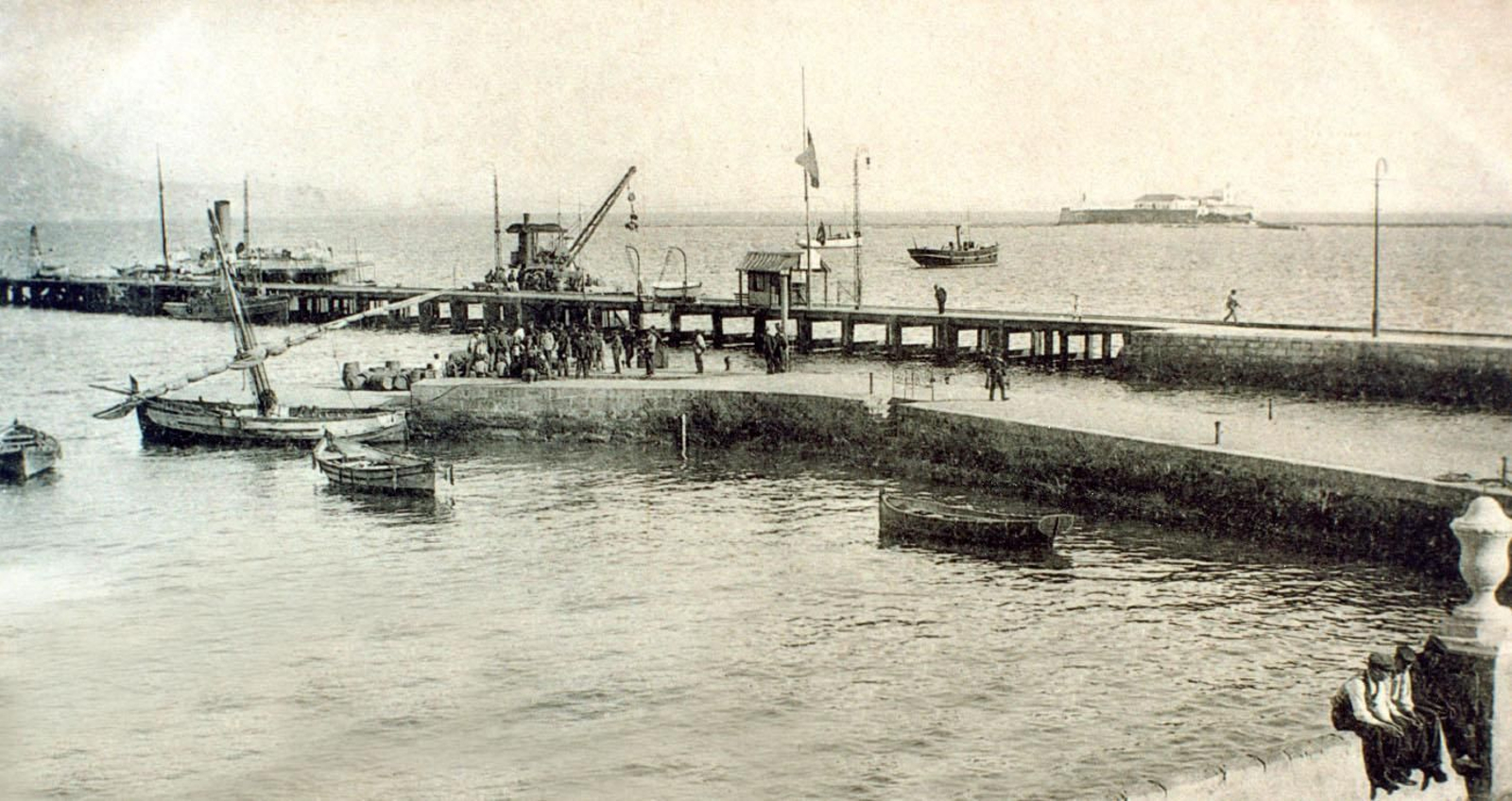El muelle Viejo o Comercial y, detrás, el muelle de Madera de la Compañía del Ferrocarril. Año 1908. El muelle Viejo o Comercial y, detrás, el muelle de Madera de la Compañía del Ferrocarril. Año 1908.