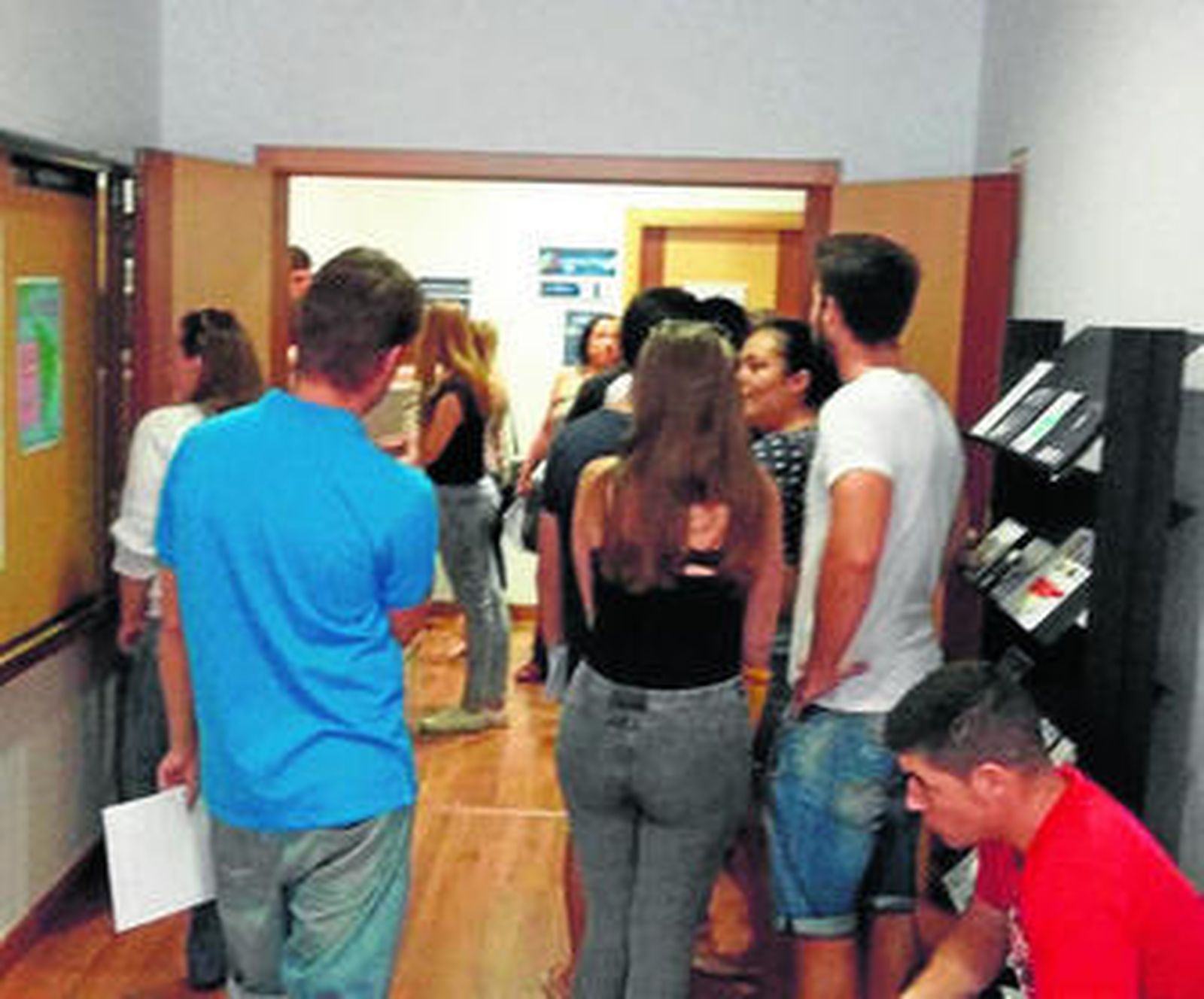 Alumnos, ayer, buscando una explicación en el segundo día de reclamaciones.