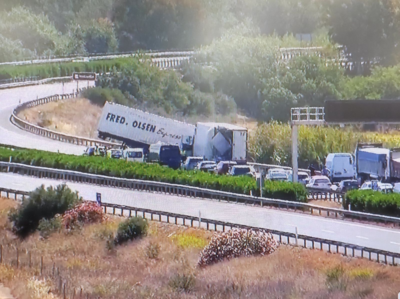 Aparatoso choque entre dos camiones en la A-49 en sentido a Sevilla