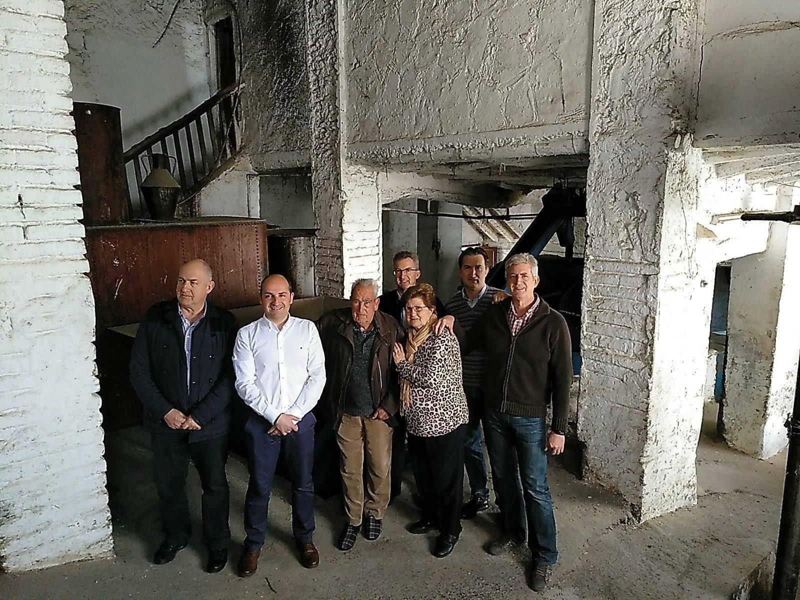 El alcalde, Francisco Álvarez, junto a la familia Aguilera Manrique en la almazara este domingo. Pronto será punto de visita obligado en el municipio.