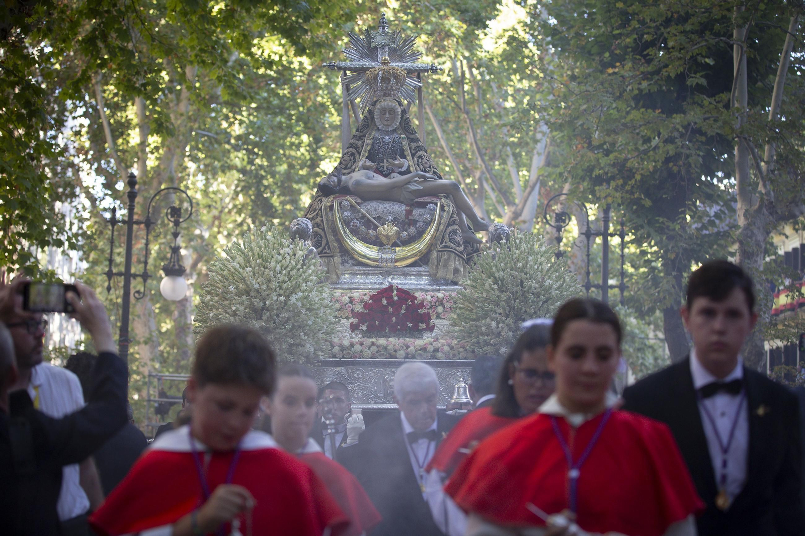 La procesión de la Virgen de las Angustias por Granada, en imágenes