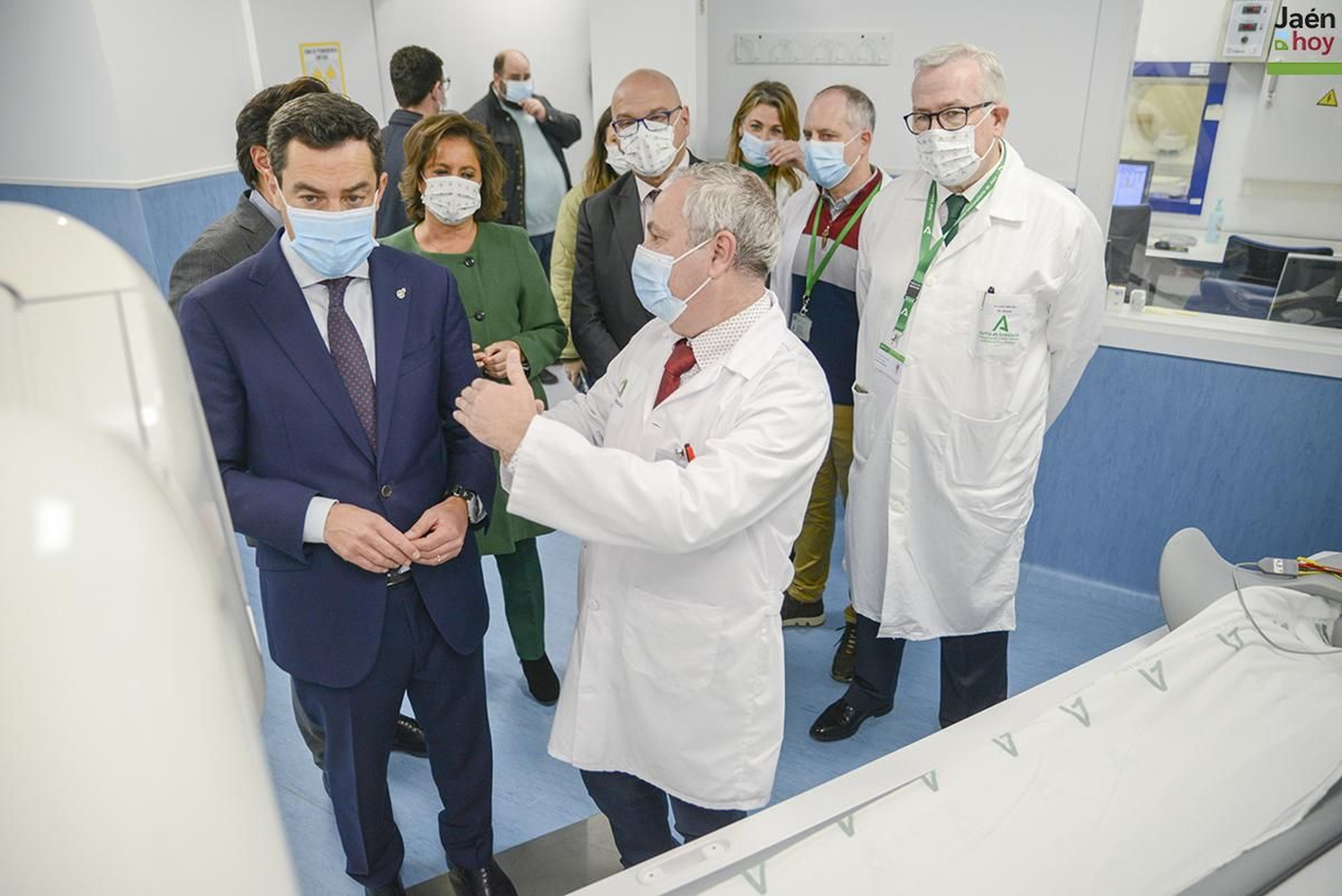 Juanma Moreno visita el nuevo PET-TAC y las dos gammacámaras del Hospital Universitario de Jaén