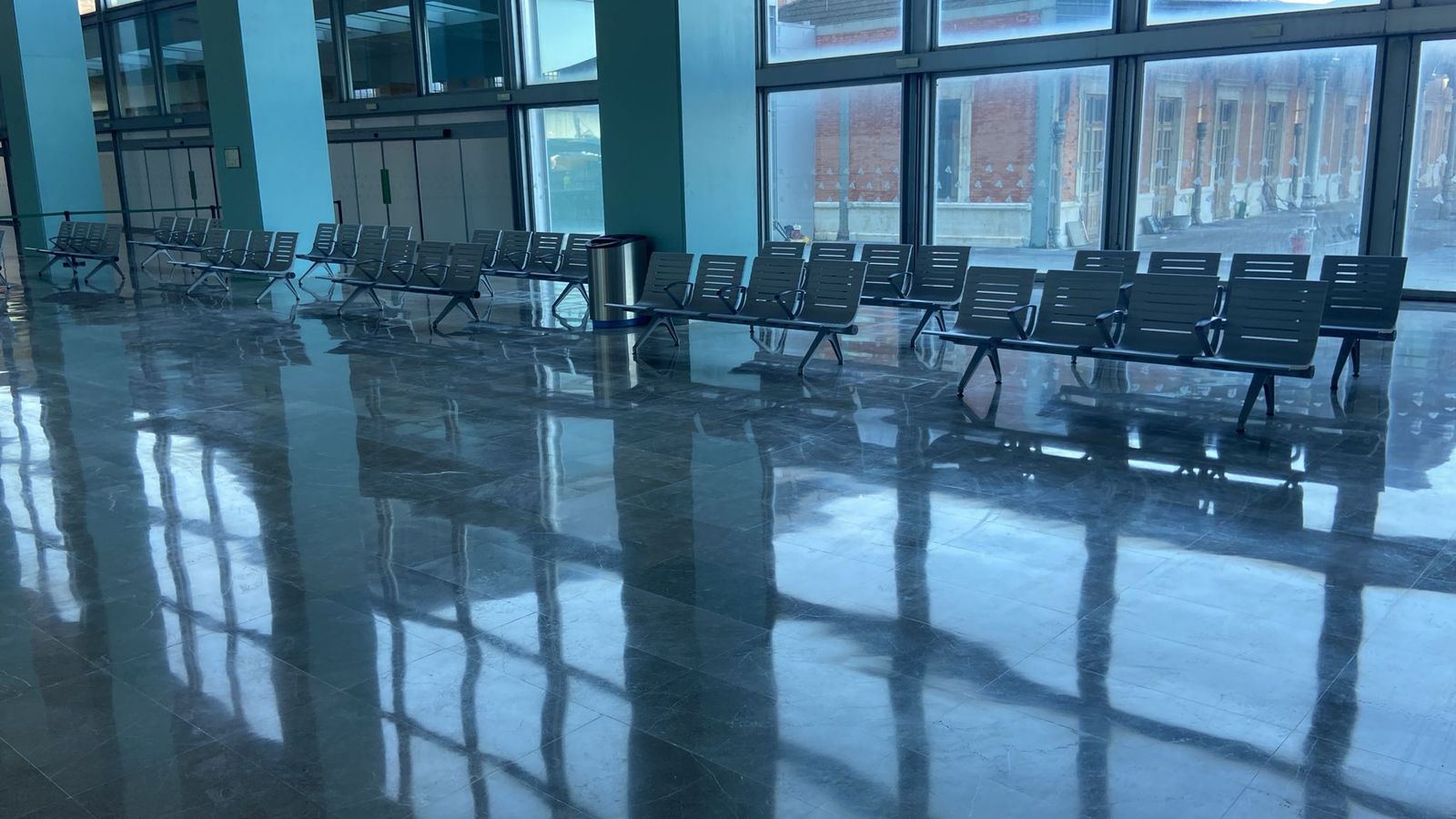 Interior del vestíbulo de la estación, terminado desde hace ya 20 años y que ahora se abre al fin al público.