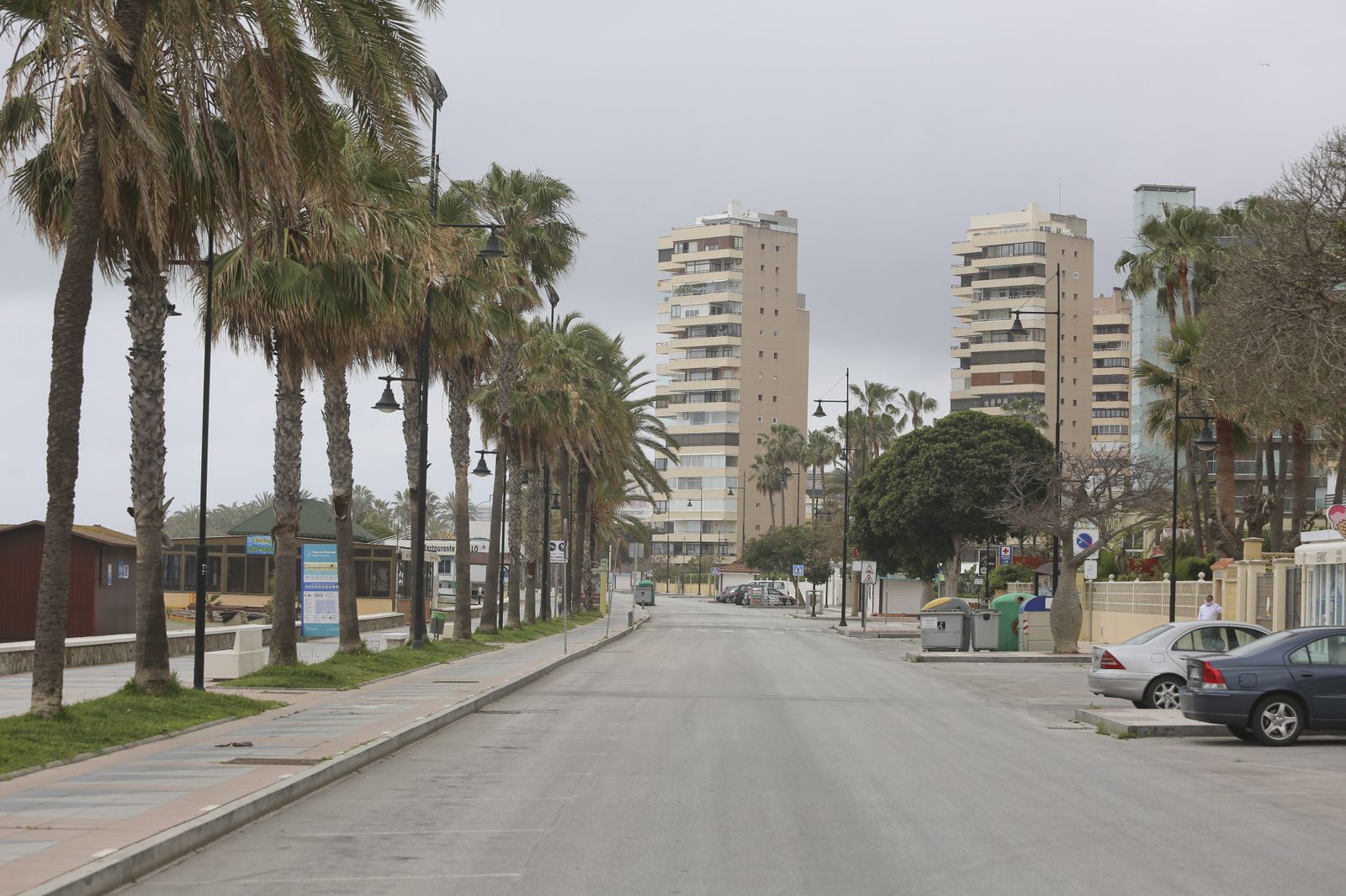 Playas cerradas en Torremolinos, la imagen del coronavirus en Málaga