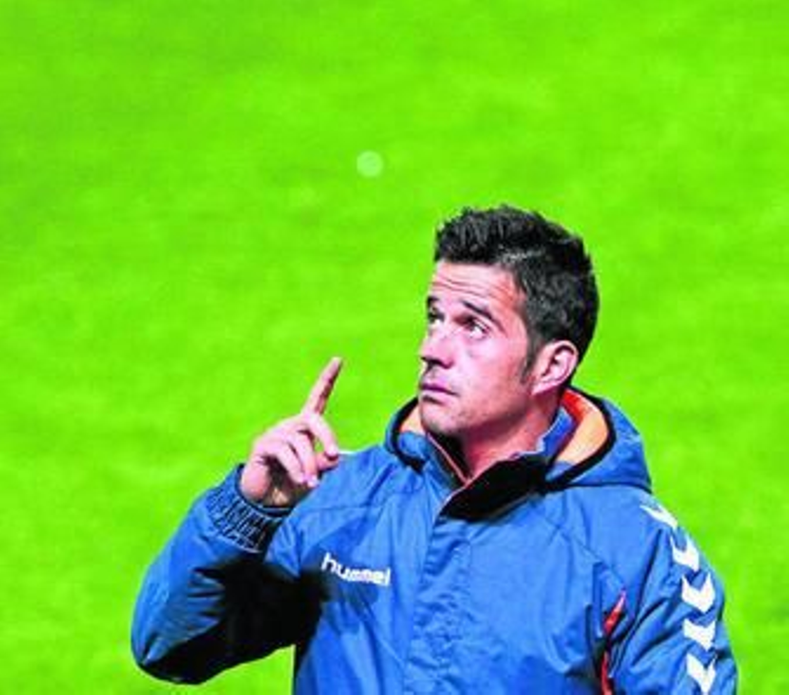 El entrenador del Estoril, Marco Silva, realiza un gesto en el Ramón Sánchez-Pizjuán.