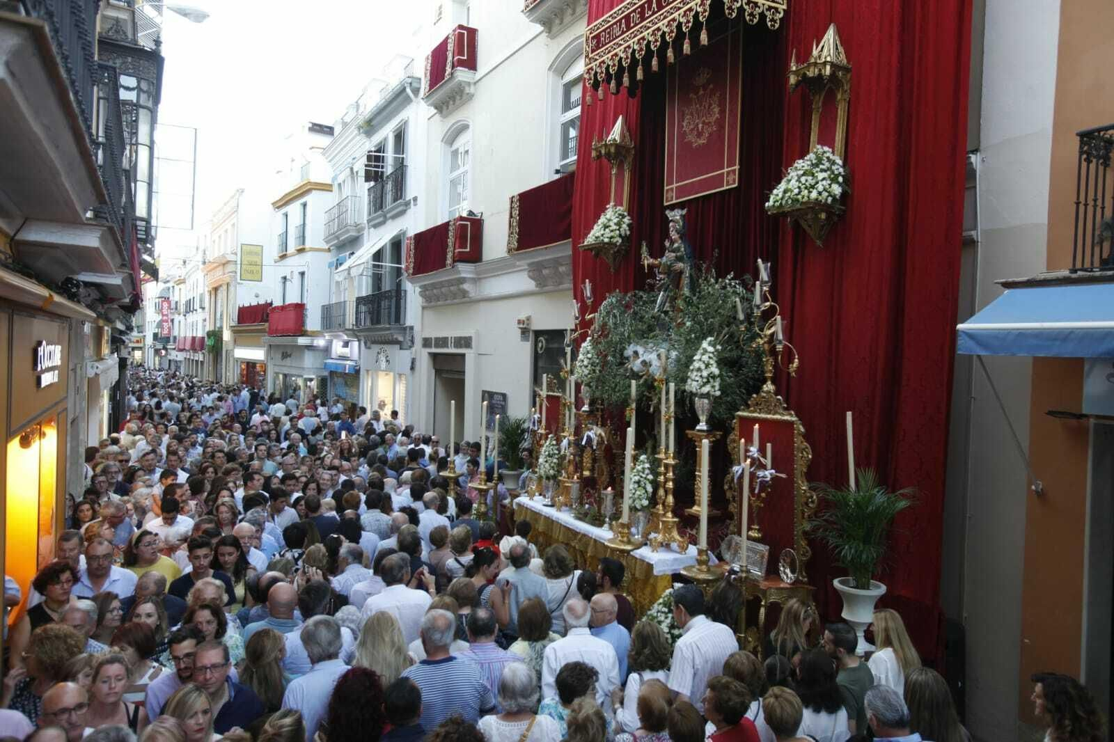 El altar de la Oliva de Salteras en la calle Sierpes.