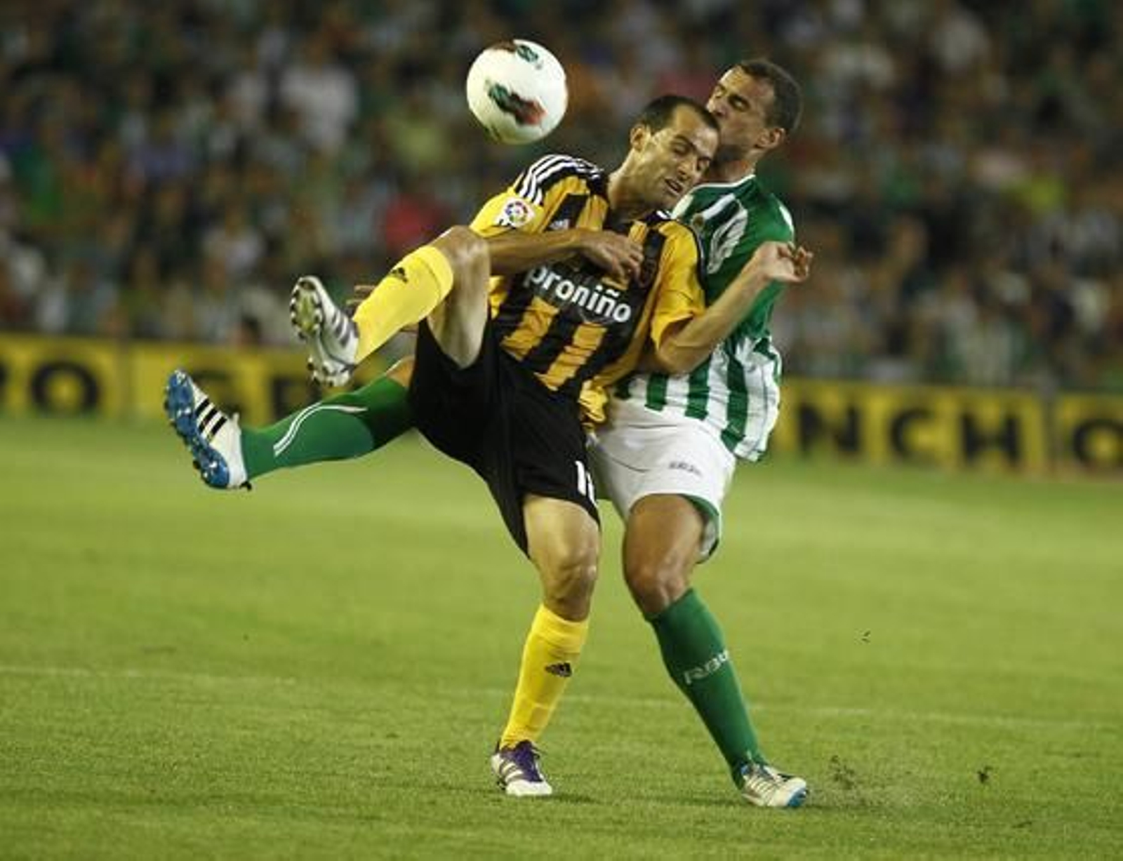 El Betis se coloca líder tras ganar al Zaragoza en casa (4-3). / Antonio Pizarro