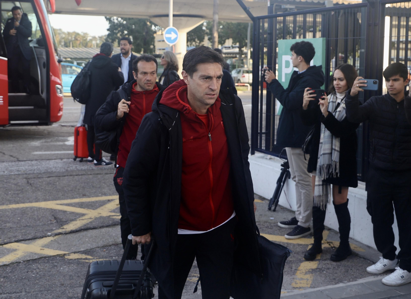 Diego Alonso, en Sevilla antes de poner rumbo a Lens.