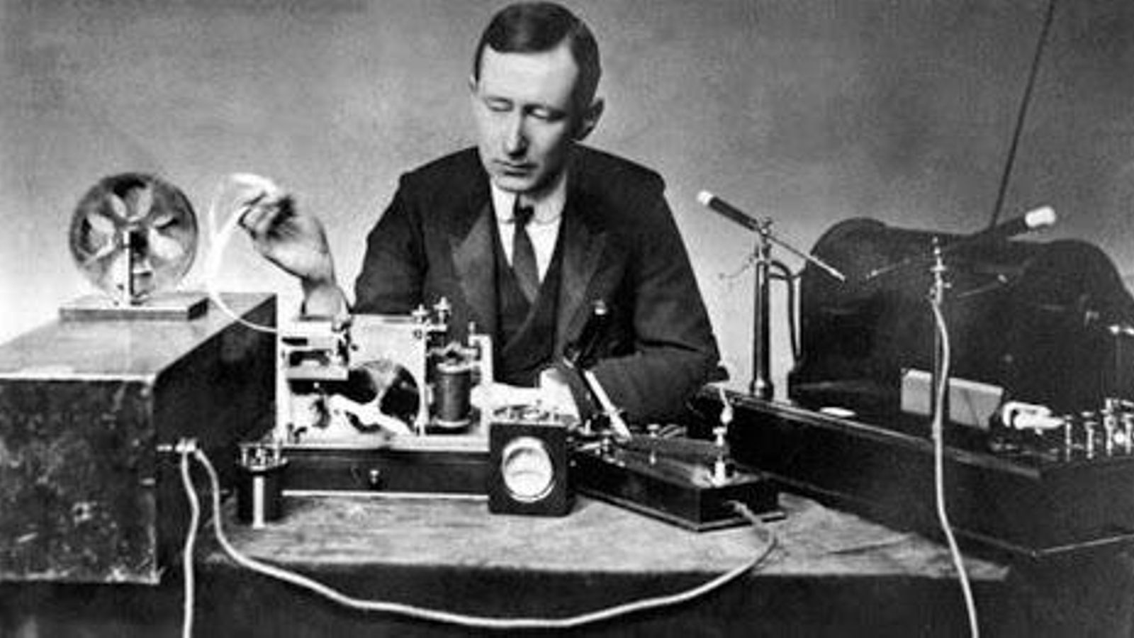 Morse en una de sus demostraciones.