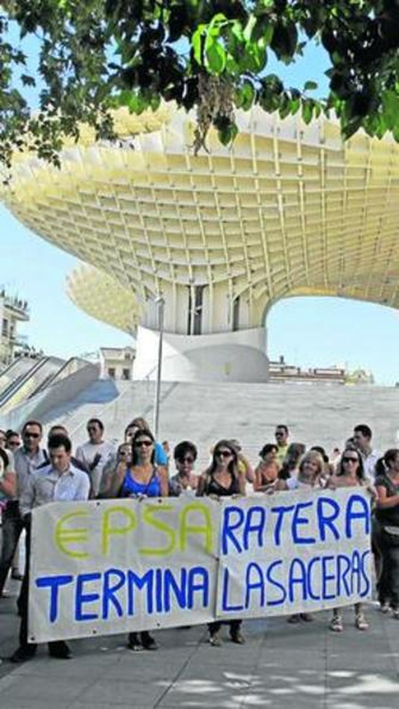 Los manifestantes, ayer, en las 'setas'.