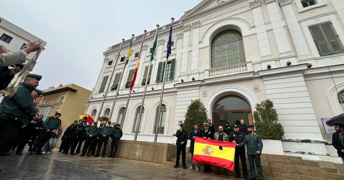 El Puerto se suma al dolor por el asesinato de los dos guardias civiles