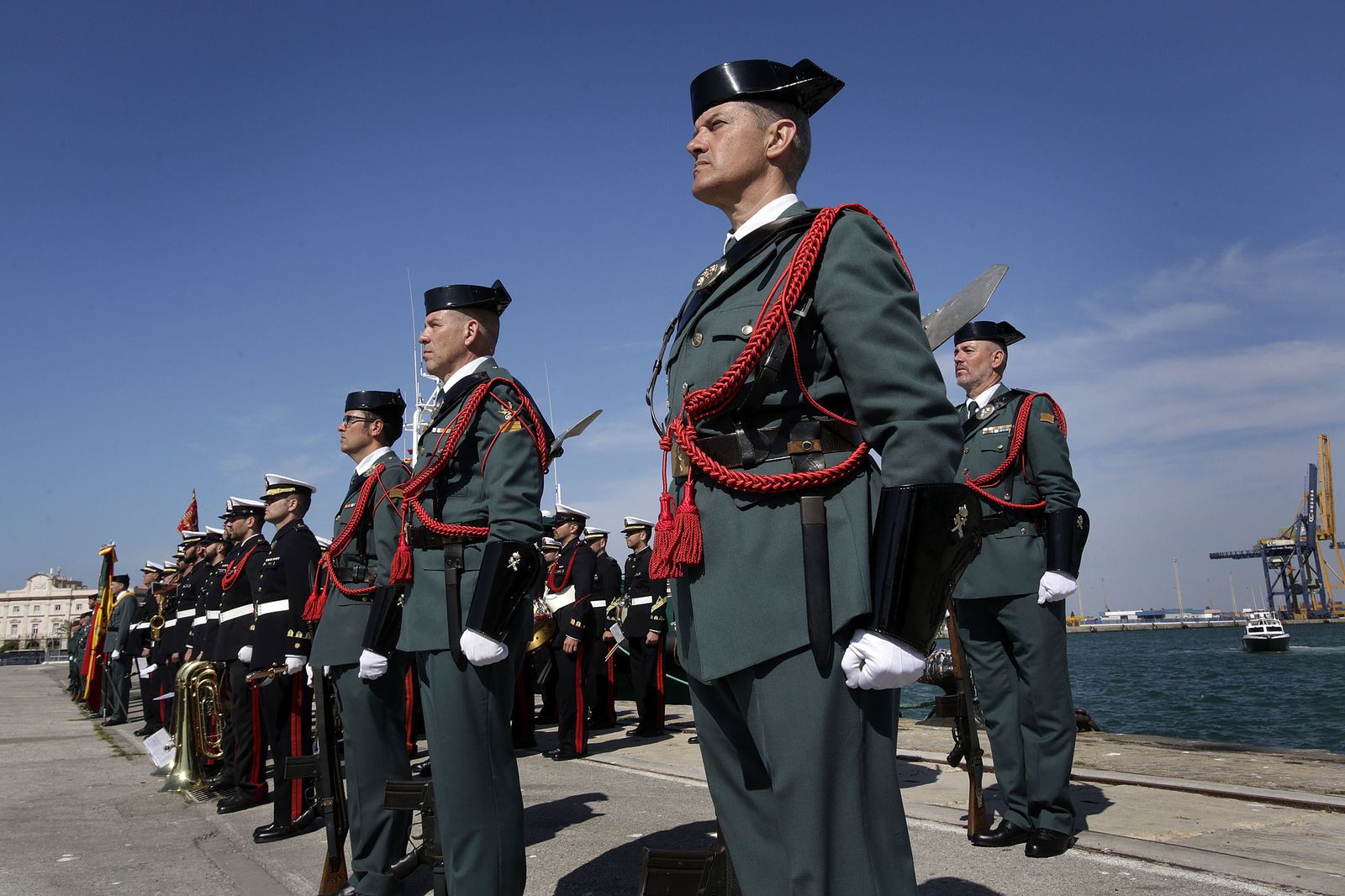 Imágenes del ministro Marlaska en la entrega de una patrullera a la Guardia Civil en Cadiz