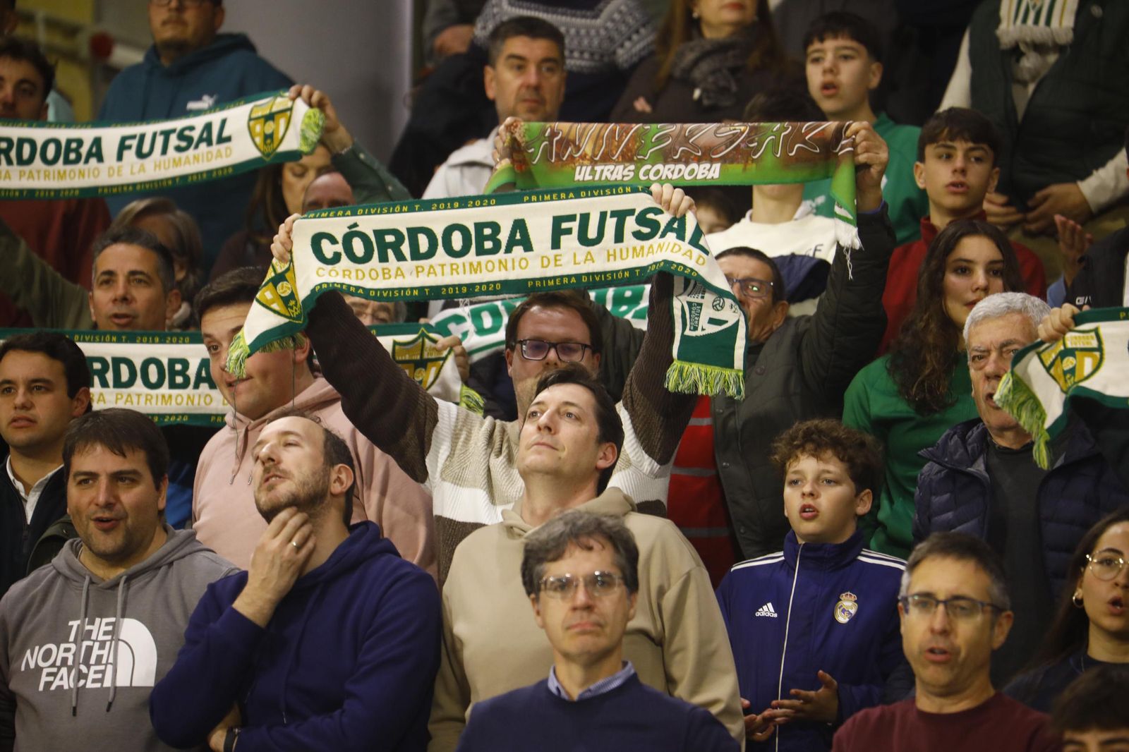 Las mejores fotos del ambiente en Vista Alegre para el Córdoba Futsal - Barça
