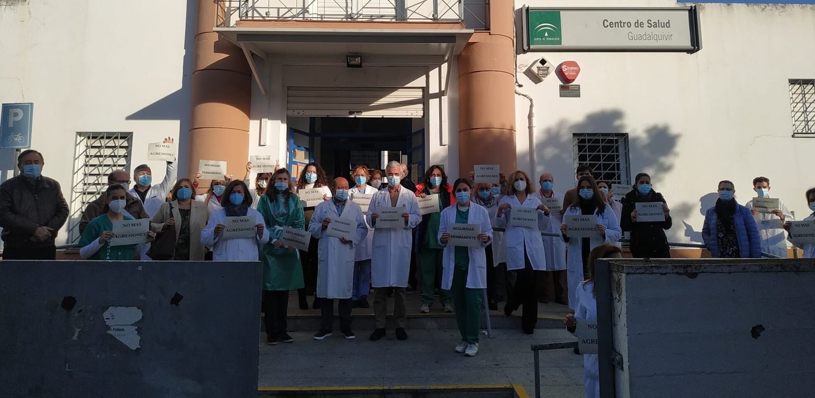 Concentración en el centro de salud Guadalquivir contra la agresión sufrida por dos profesionales.