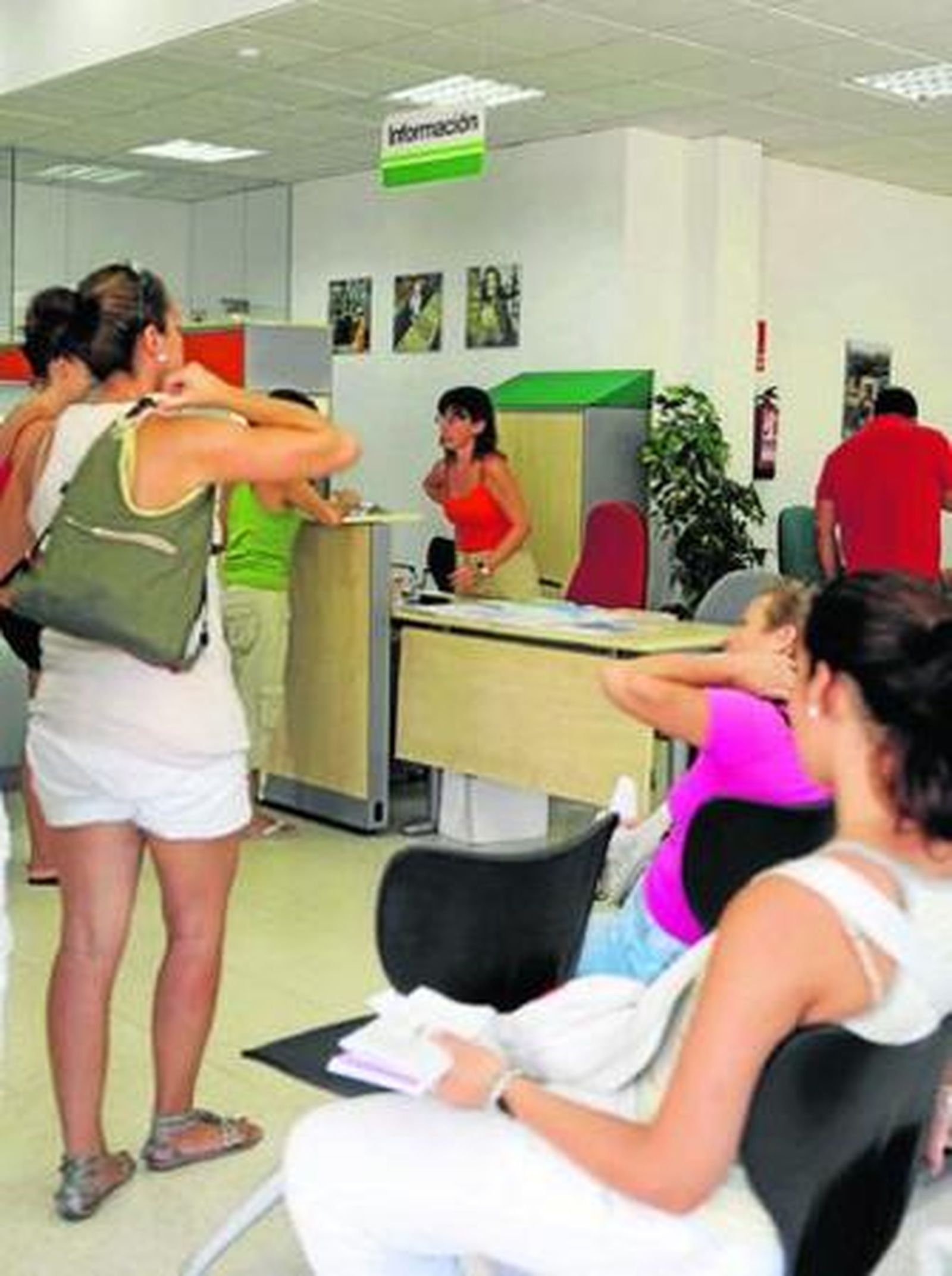 Mujeres en la oficina del paro de la localidad, a mediados de semana.