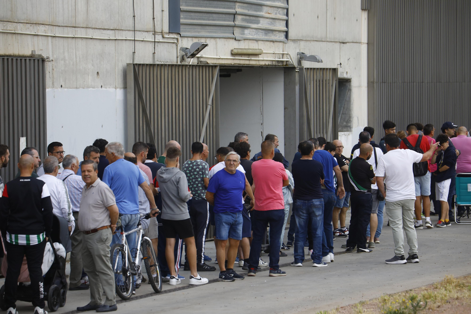 Las mejores fotos de las colas de El Arcángel para conseguir las entradas del Córdoba CF - Barcelona Atlétic Las mejores fotos de las colas de El Arcángel para conseguir las entradas del Córdoba CF - Barcelona Atlétic
